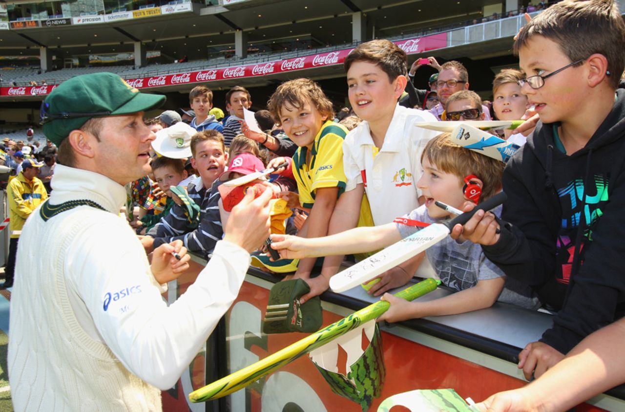 Michael Clarke signs autographs for kids, Australia v Sri Lanka, 2nd Test, Melbourne, 3rd day, December 28, 2012