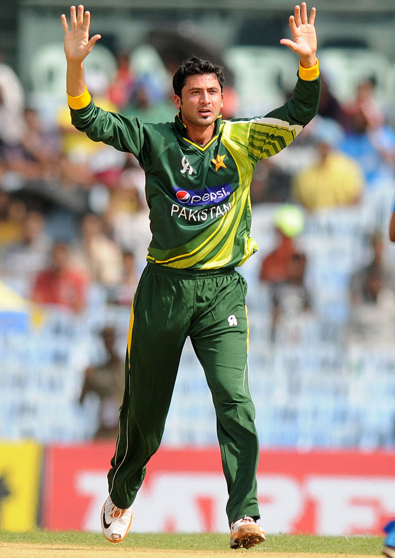 Junaid Khan took four wickets in his first spell, India v Pakistan, 1st ODI, Chennai, December 30, 2012