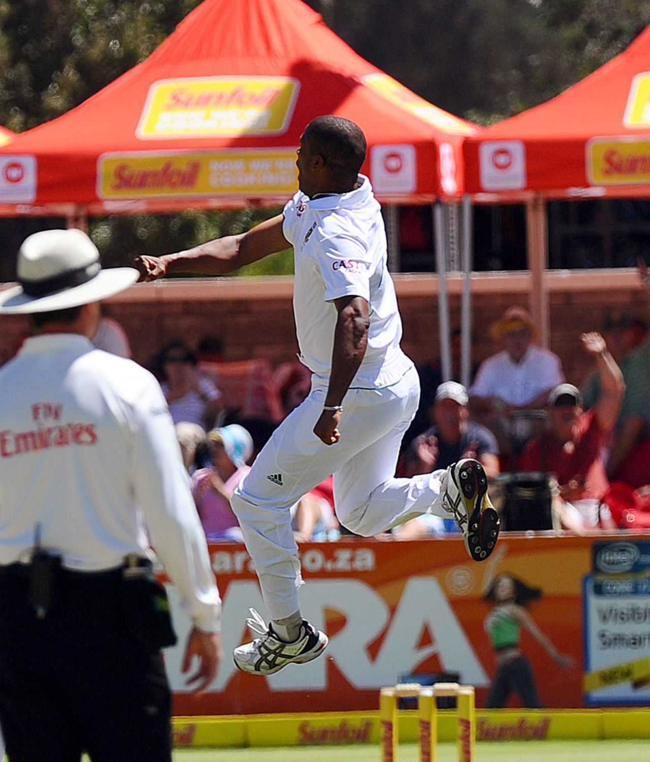 Vernon Philander is pumped up after a wicket, South Africa v New Zealand, 1st Test, Cape Town, 1st day, January 2, 2013