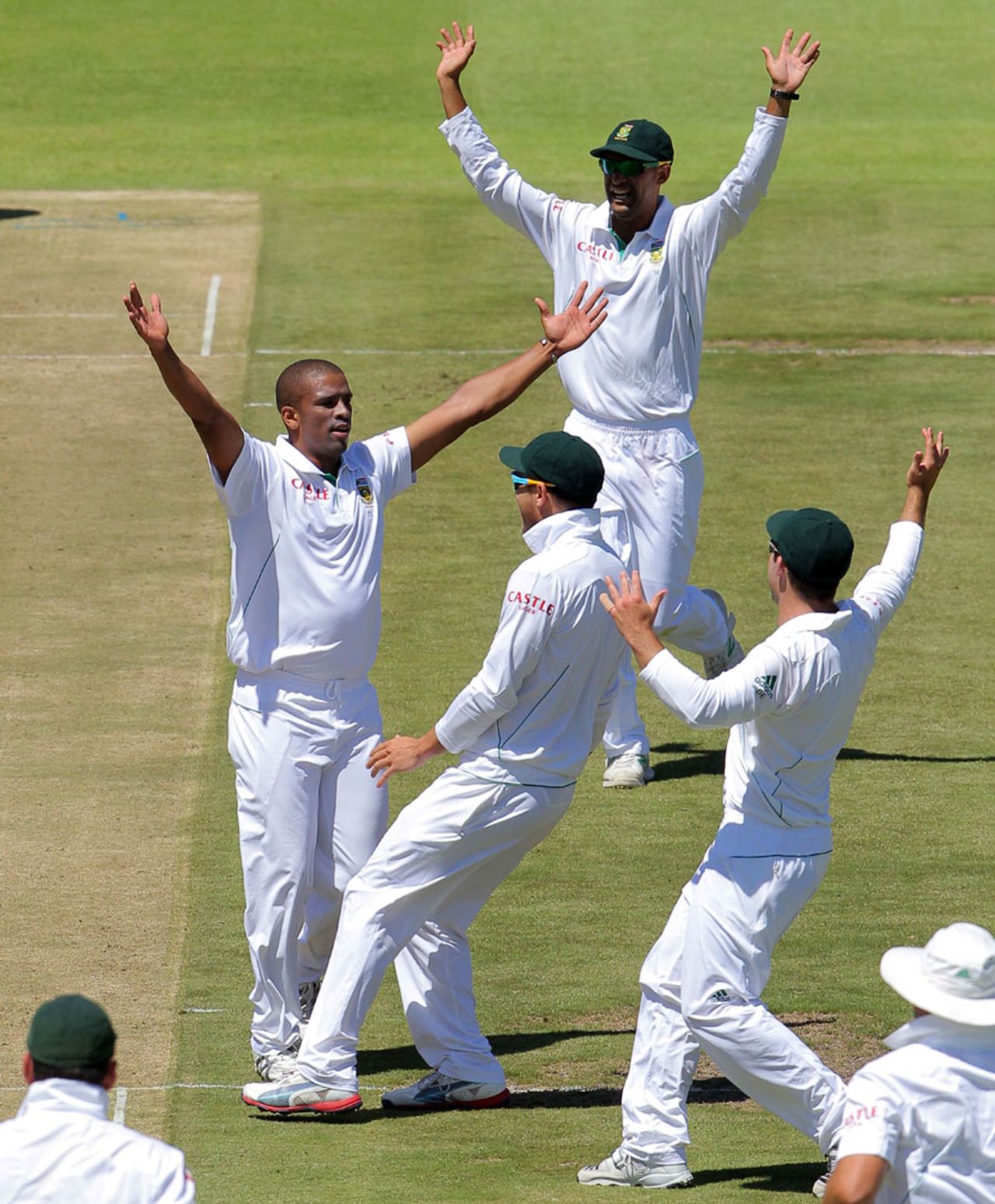 South Africa get together after a wicket, South Africa v New Zealand, 1st Test, Cape Town, 1st day, January 2, 2013
