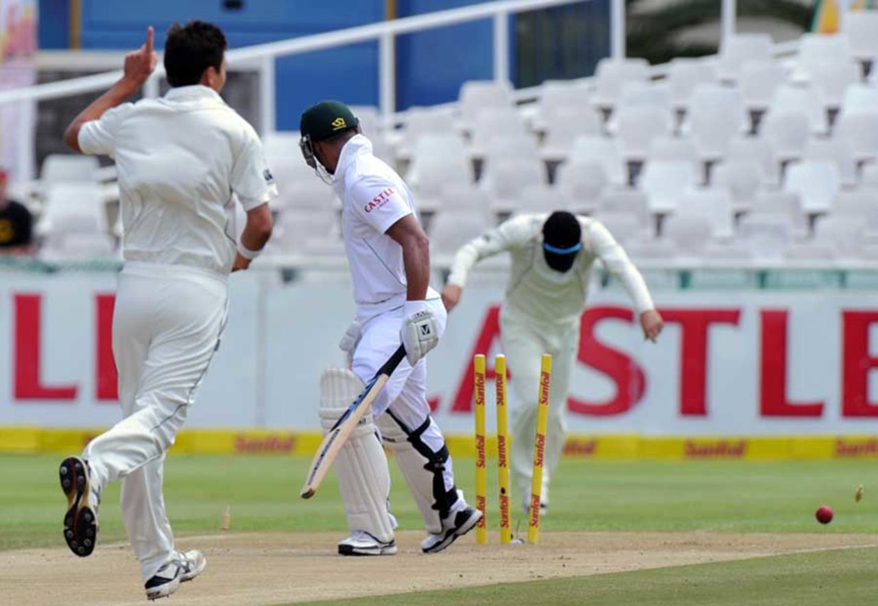 Trent Boult bowls Alviro Petersen, South Africa v New Zealand, 1st Test, Cape Town, 2nd day, January 3, 2013