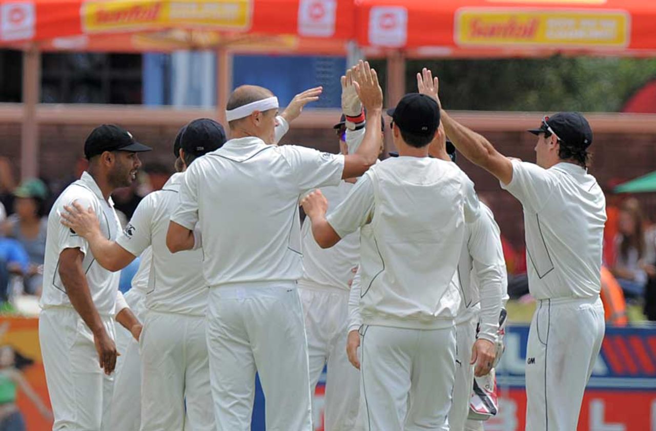New Zealand celebrate the fall of Faf du Plessis, South Africa v New Zealand, 1st Test, Cape Town, 2nd day, January 3, 2013