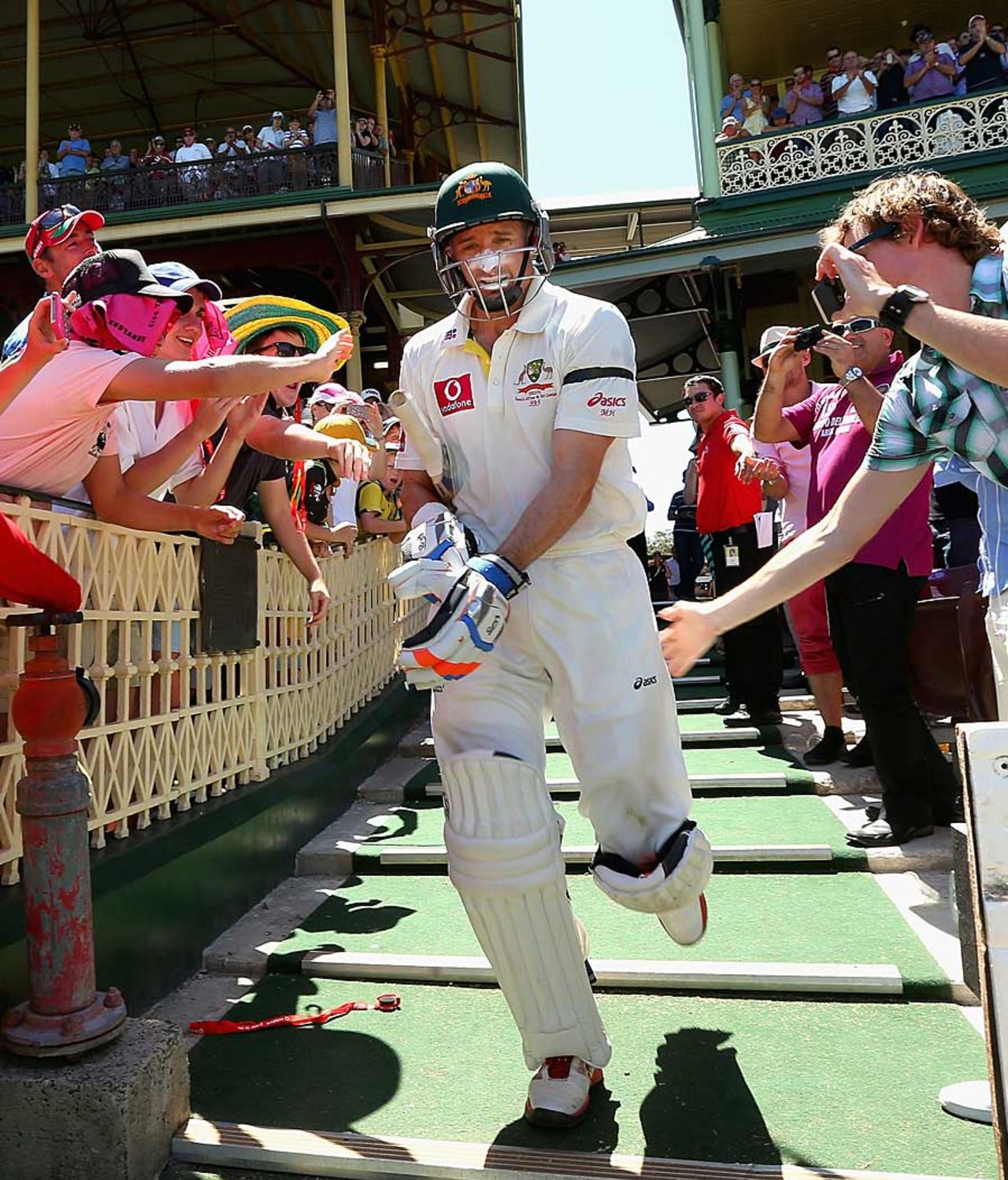 Michael Hussey walks in for his final Test innings, Australia v Sri Lanka, 3rd Test, Sydney, 4th day, January 6, 2013