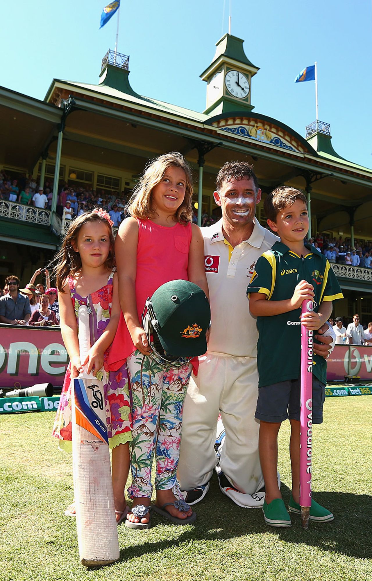 Michael Hussey poses with his kids, Australia v Sri Lanka, 3rd Test, Sydney, 4th day, January 6, 2013