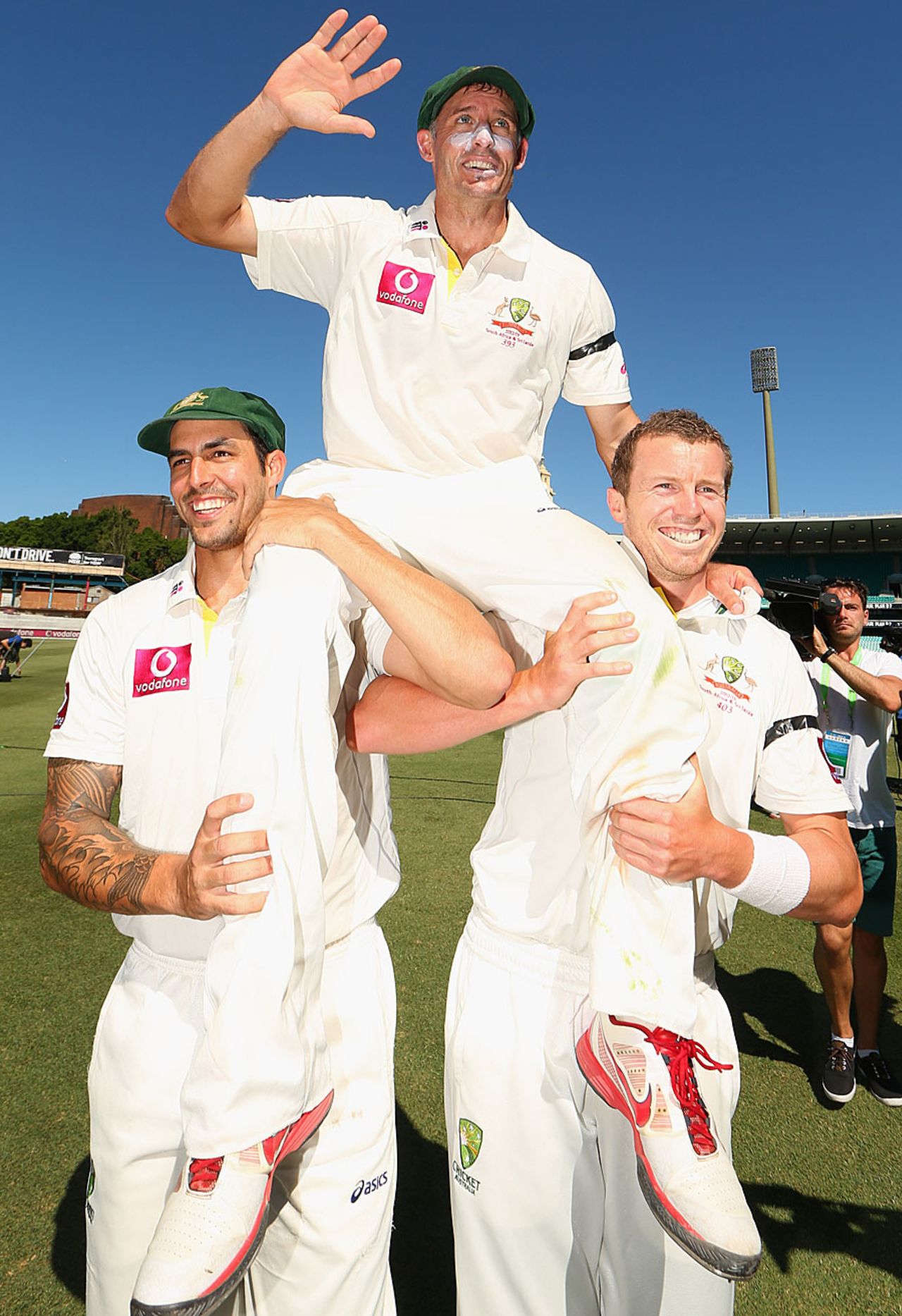 Michael Hussey is carried off the field on the shoulders of Mitchell Johnson and Peter Siddle, Australia v Sri Lanka, 3rd Test, Sydney, 4th day, January 6, 2013