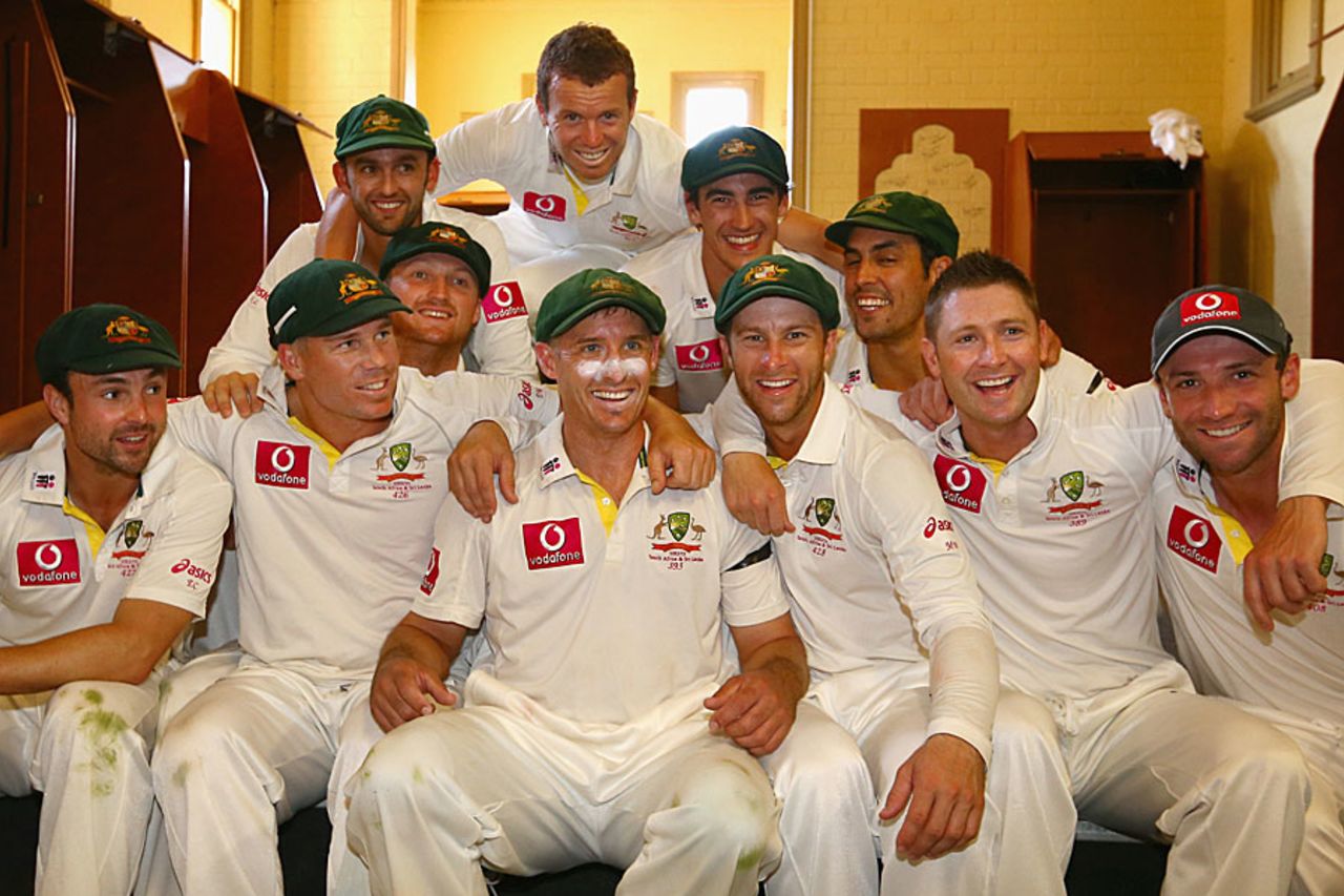 Michael Hussey is the center of attention in the dressing room, Australia v Sri Lanka, 3rd Test, Sydney, 4th day, January 6, 2013