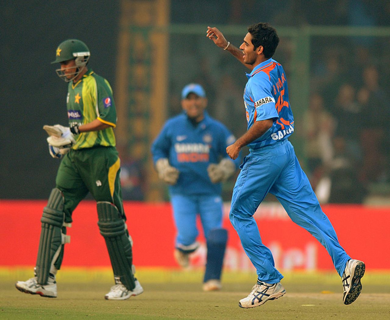 Bhuvneshwar Kumar took two early wickets for India, India v Pakistan, 3rd ODI, Delhi, January 6, 2013