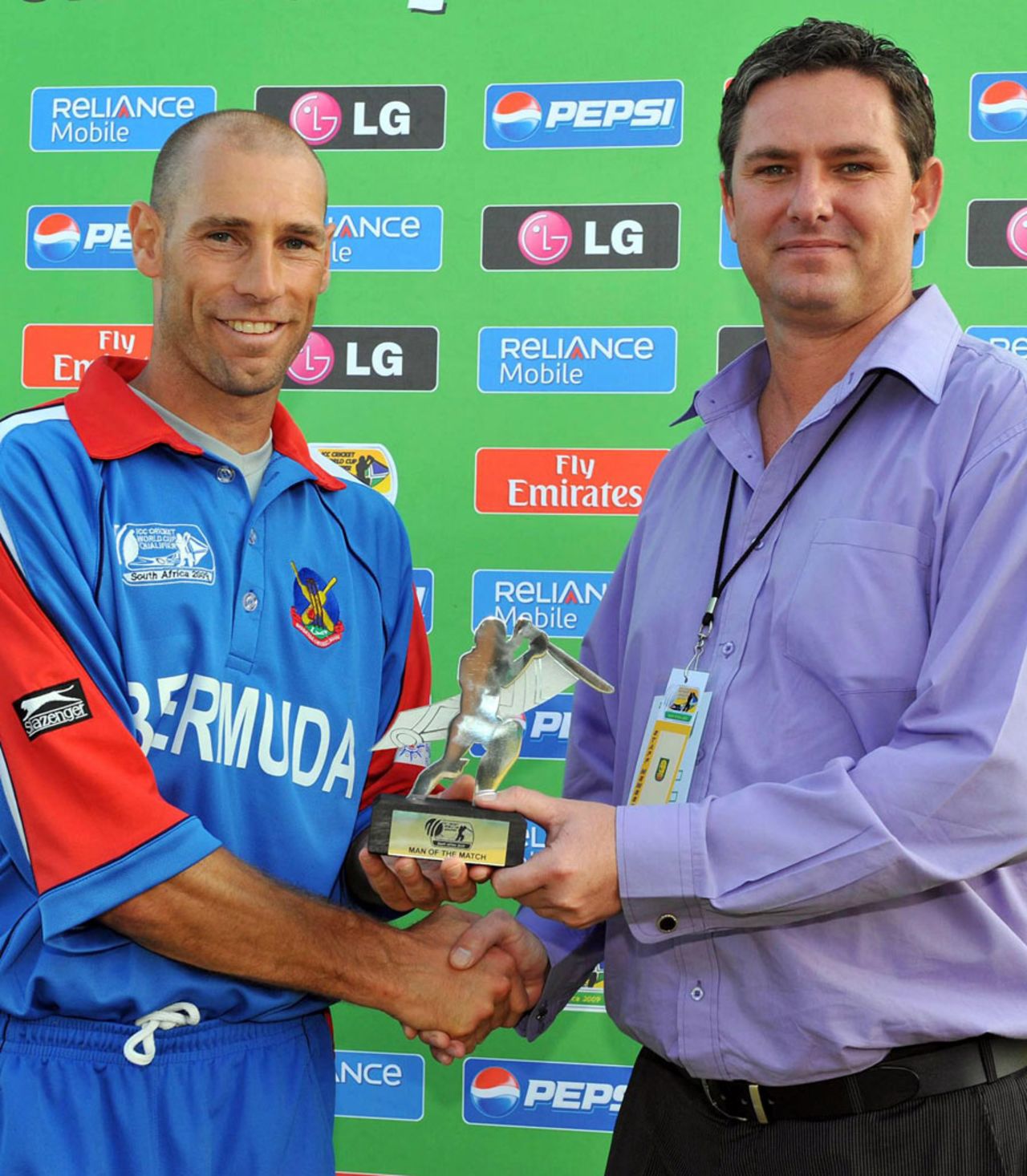 David Hemp collects the man of the match award from Jacques Faul, Kenya v Bermuda, ICC World Cup Qualifier, Potchefstroom, April, 6, 2009