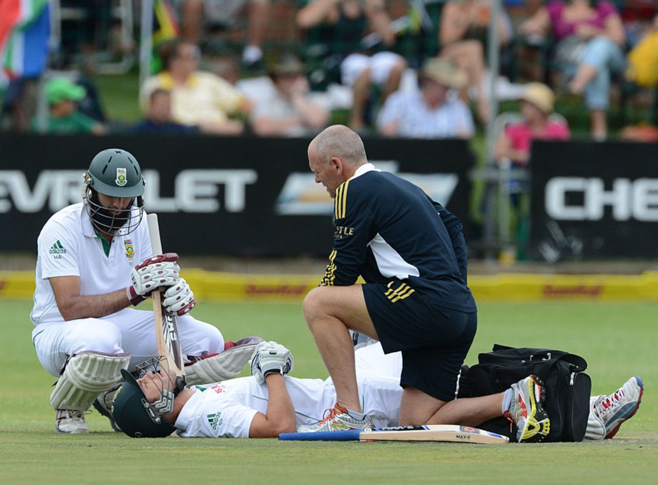 Faf du Plessis took a painful blow on the second morning, South Africa v New Zealand, 2nd Test, Port Elizabeth, 2nd day, January 12, 2013