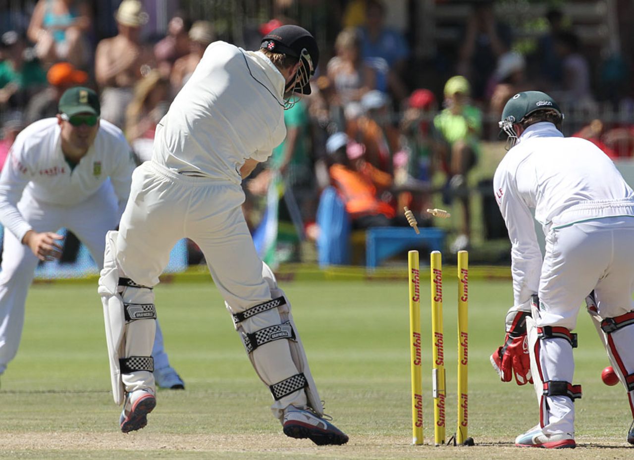 Kane Williamson dragged on against Robin Peterson, South Africa v New Zealand, 2nd Test, Port Elizabeth, 3rd day, January 13, 2013