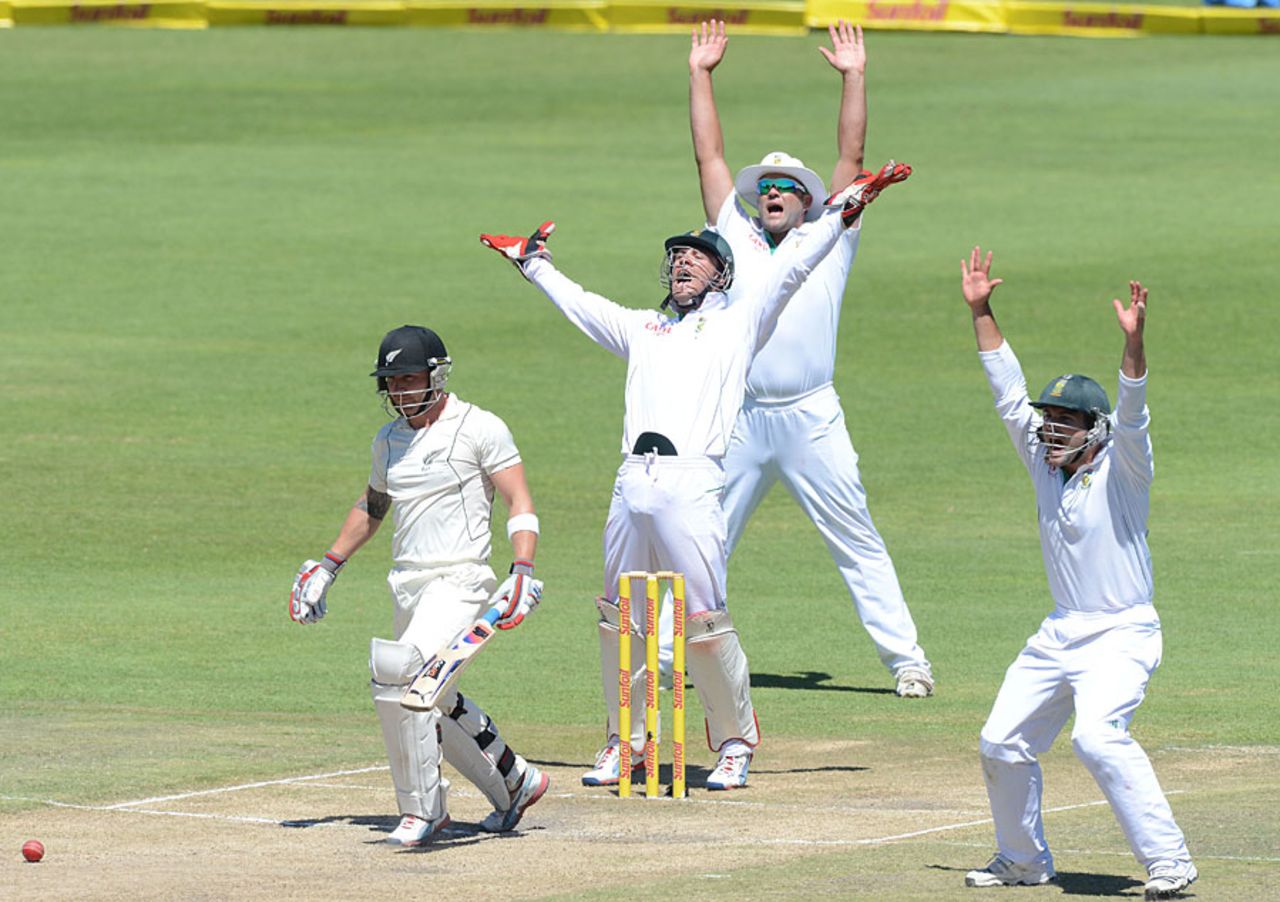South Africa appeal for Brendon McCullum's wicket, South Africa v New Zealand, 2nd Test, Port Elizabeth, 3rd day, January 13, 2013