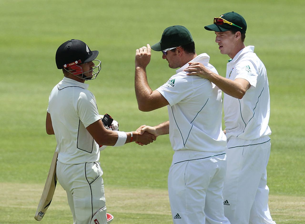 Graeme Smith shakes hands with Neil Wagner, South Africa v New Zealand, 2nd Test, Port Elizabeth, 4th day, January 14, 2013