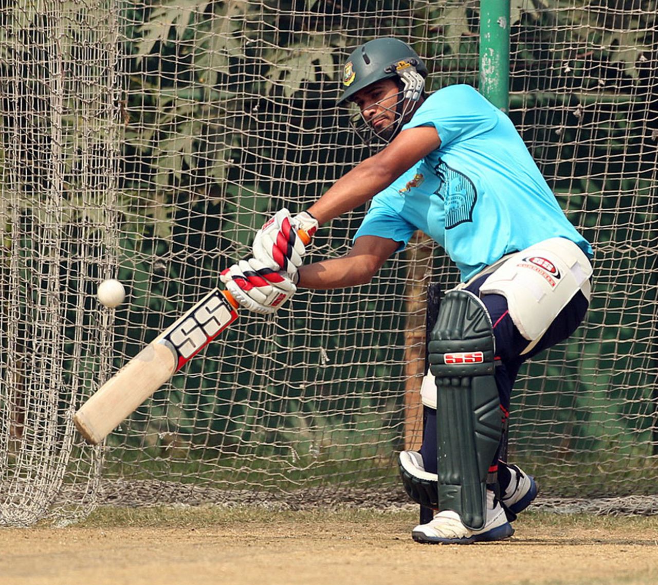 Mahmudullah bats at practice, Dhaka, January 13, 2015