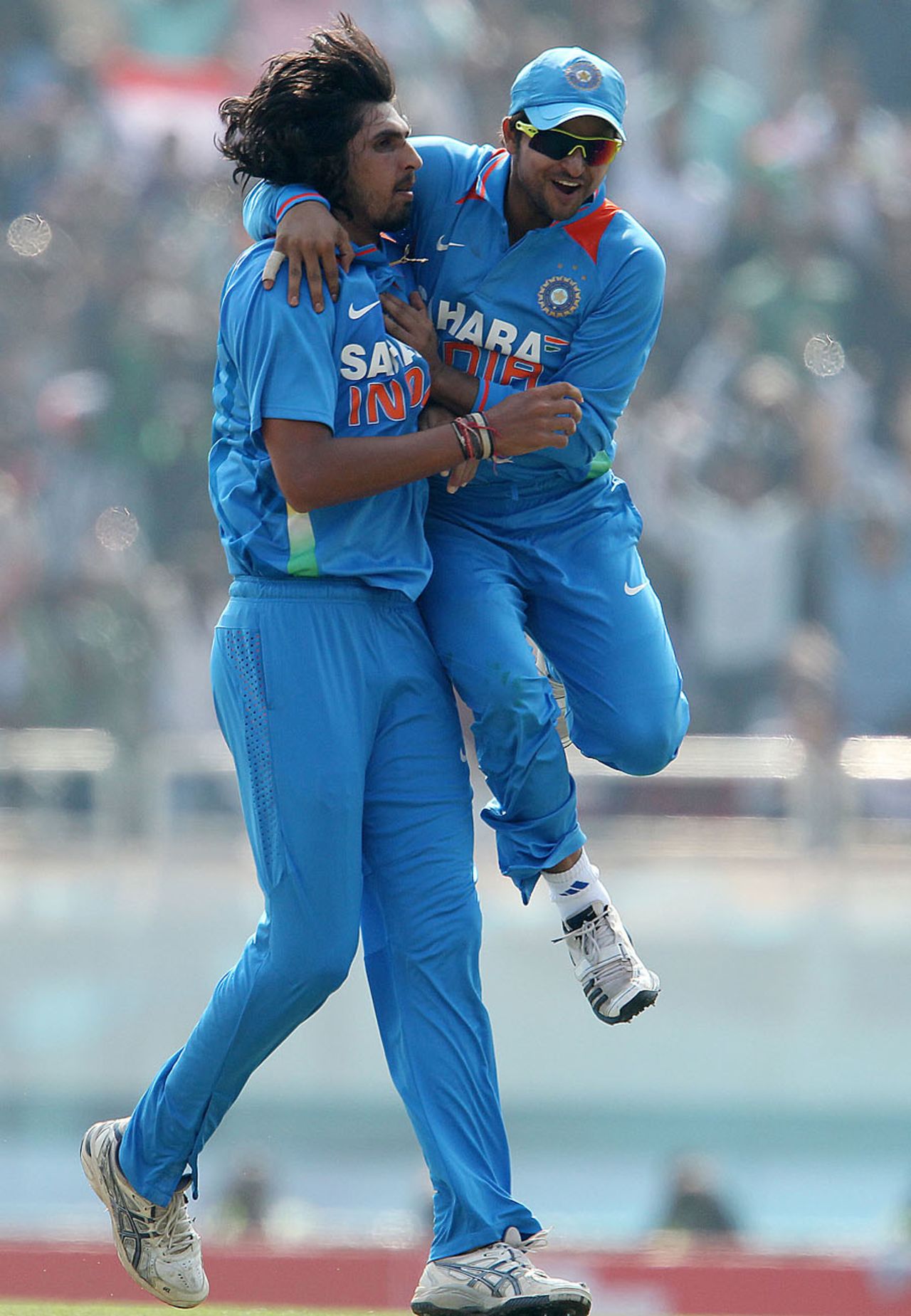 Suresh Raina cheers Ishant Sharma after Kevin Pietesen's dismissal, India v England, 3rd ODI, Ranchi, January 19, 2013