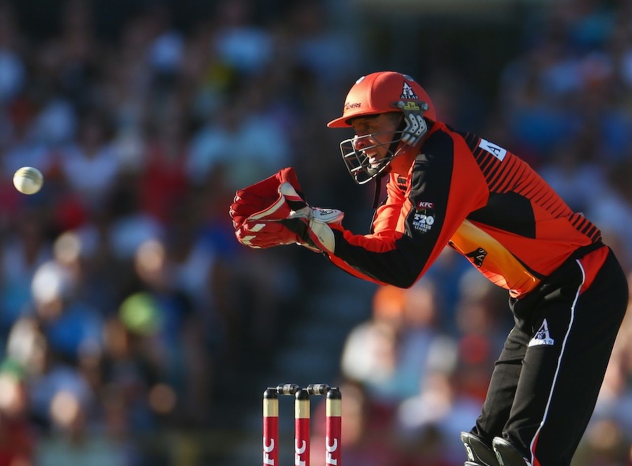 Michael Hussey collects the ball, Perth Scorchers v Brisbane Heat, BBL final, Perth, January 19, 2013
