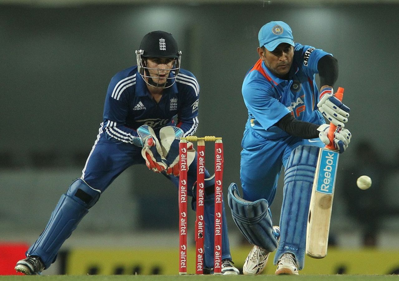 MS Dhoni came out to bat in front of his home crowd, India v England, 3rd ODI, Ranchi, January 19, 2013