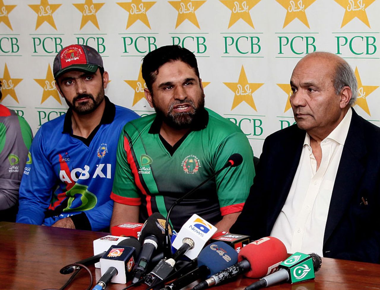 Afghanistan captain Nawroz Mangal (right) at a press conference with coach Kabir Khan (centre) and Intikhab Alam, Lahore, January 21, 2013