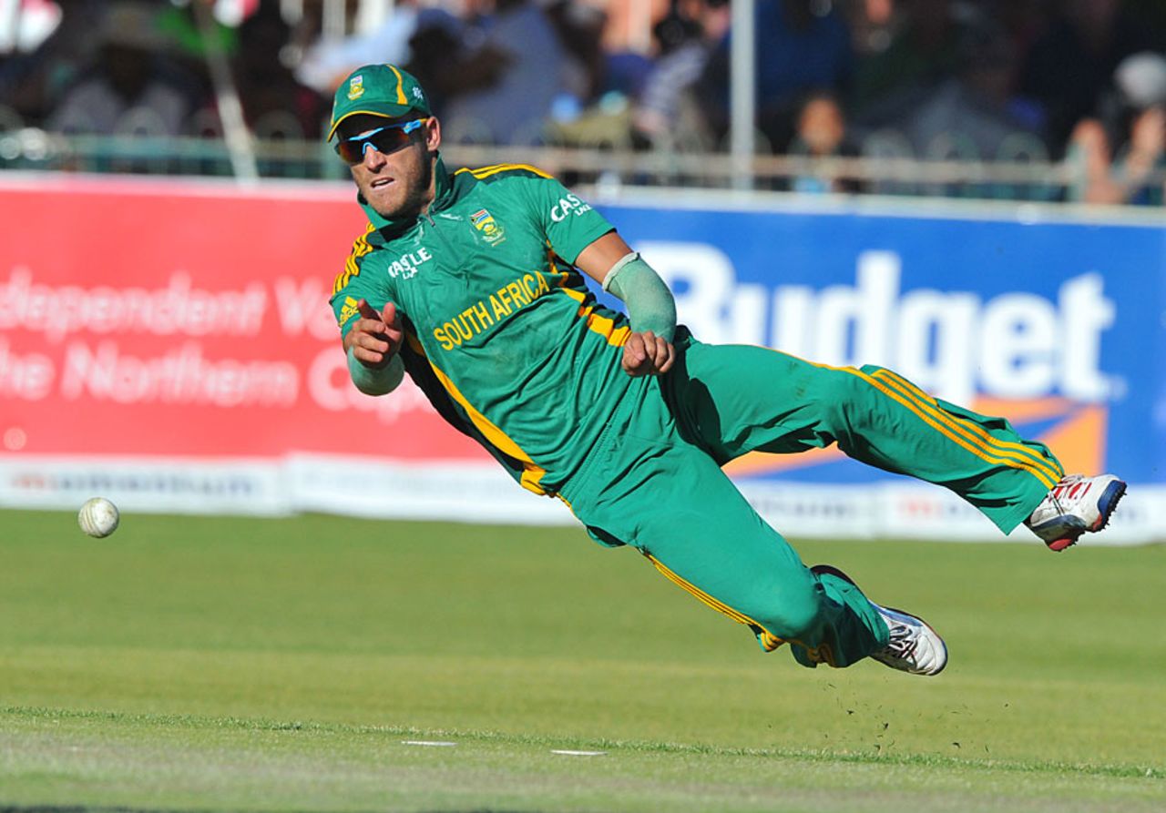 Airborne: Faf du Plessis dives in the field, South Africa v New Zealand, 2nd ODI, Kimberley, January 22, 2013