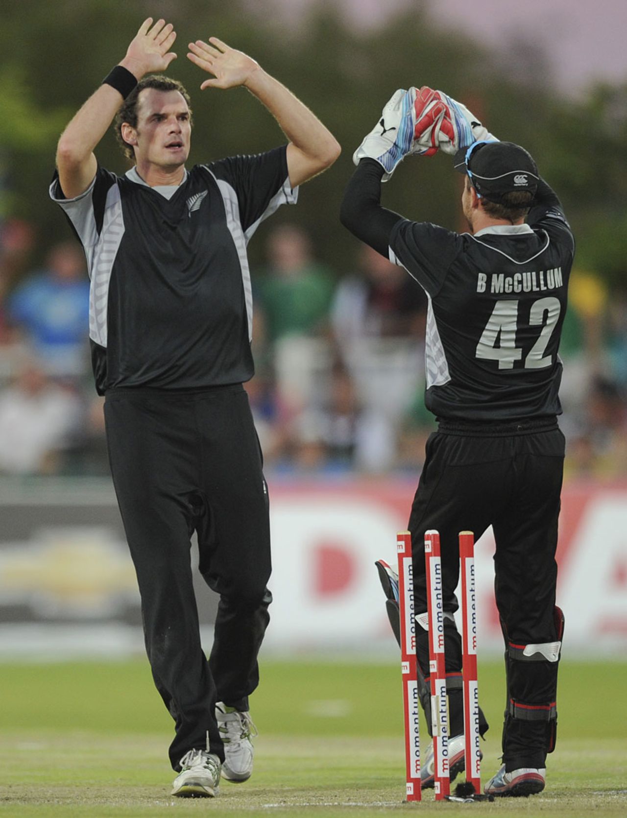 Kyle Mills removed Quinton de Kock, South Africa v New Zealand, 2nd ODI, Kimberley, January 22, 2013