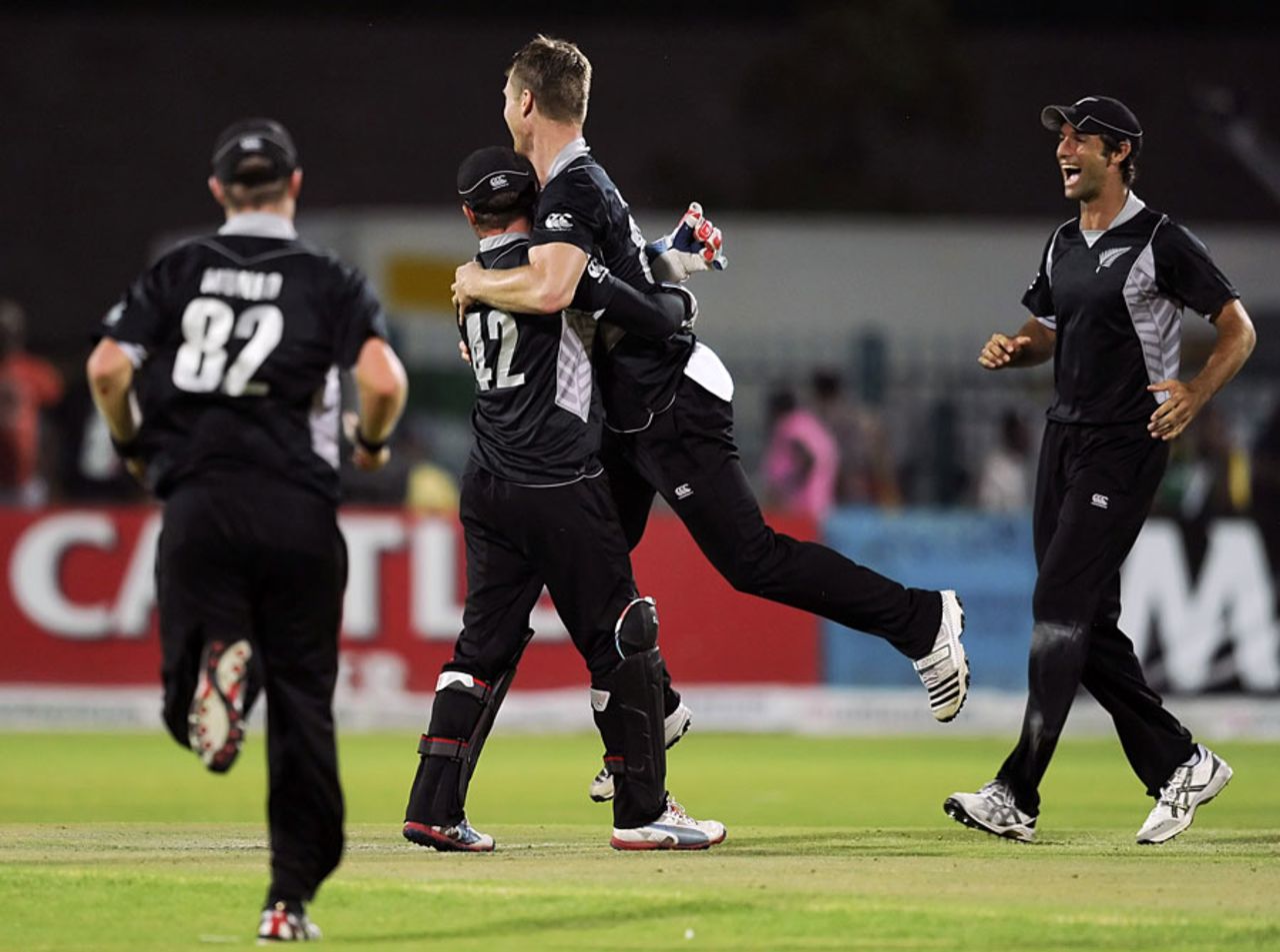 New Zealand celebrate after taking the final wicket, South Africa v New Zealand, 2nd ODI, Kimberley, January 22, 2013