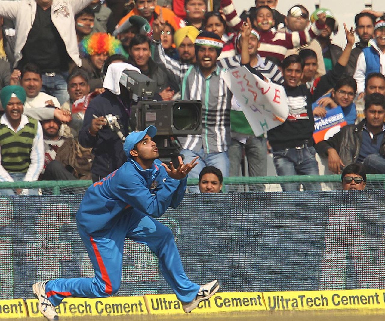Bhuvneshwar Kumar prepares to hold a catch and is cheered by fans, India v England, 4th ODI, Mohali, January 23, 2013