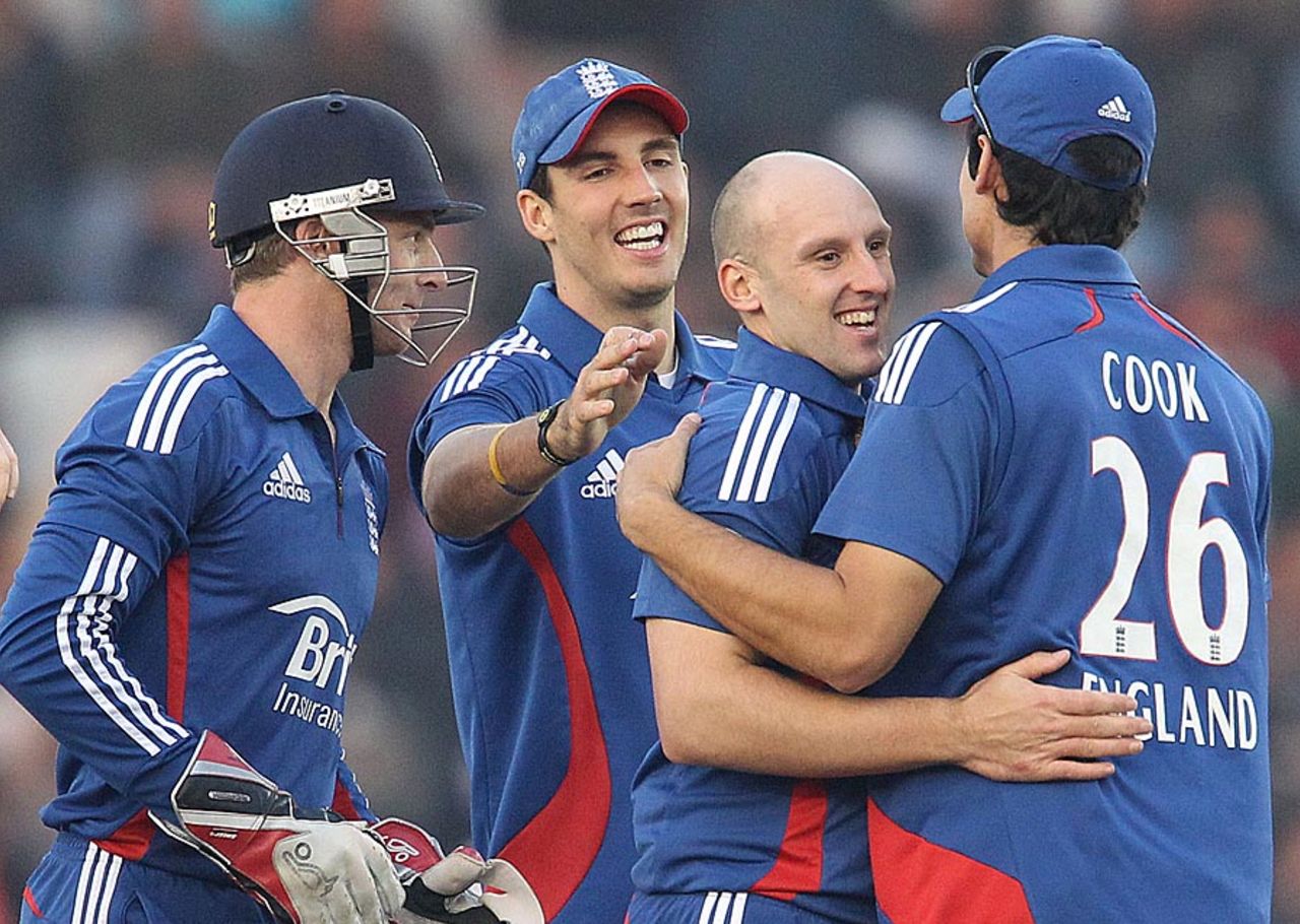 James Tredwell pegged India back with a couple of quick wickets, India v England, 4th ODI, Mohali, January 23, 2013