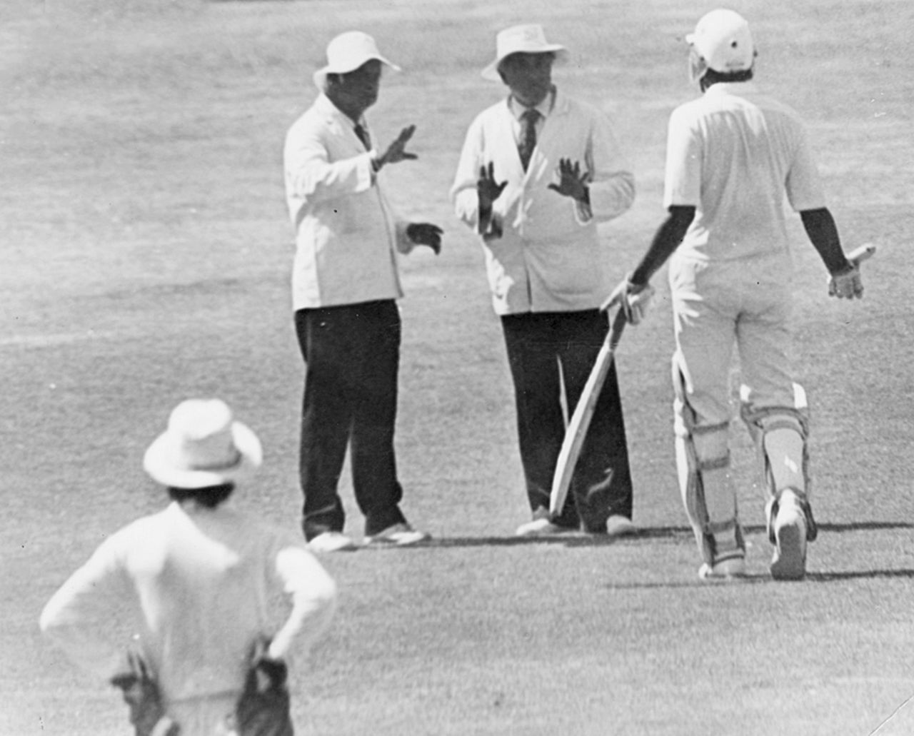 Dilip Vengsarkar argues with umpires AL Narasimhan and RV Ramani, Mumbai v Haryana, Ranji Trophy 1990-91, final, Mumbai, May 7, 1991