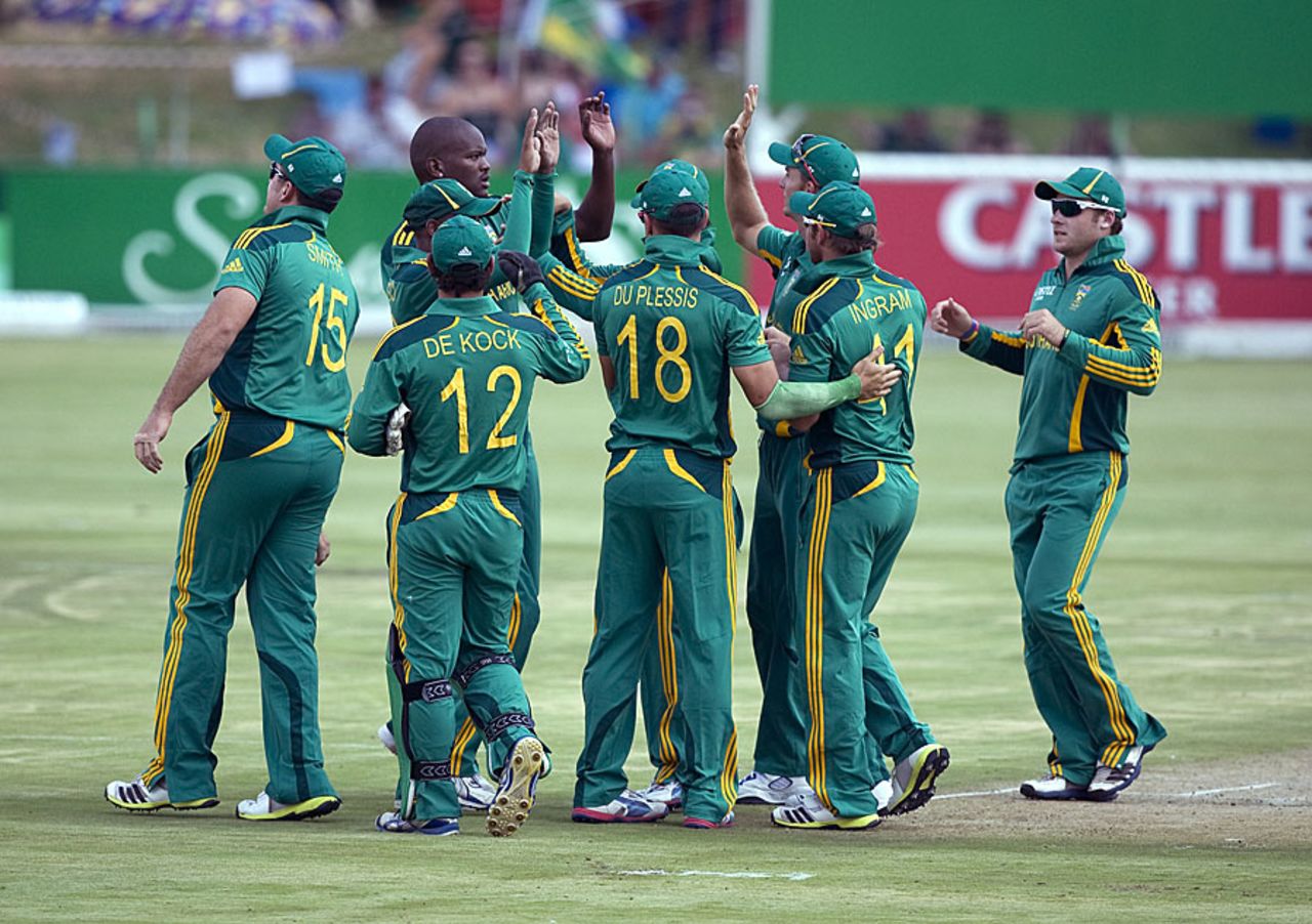 South Africa celebrate a wicket, South Africa v New Zealand, 3rd ODI, Potchefstroom, January 25, 2013