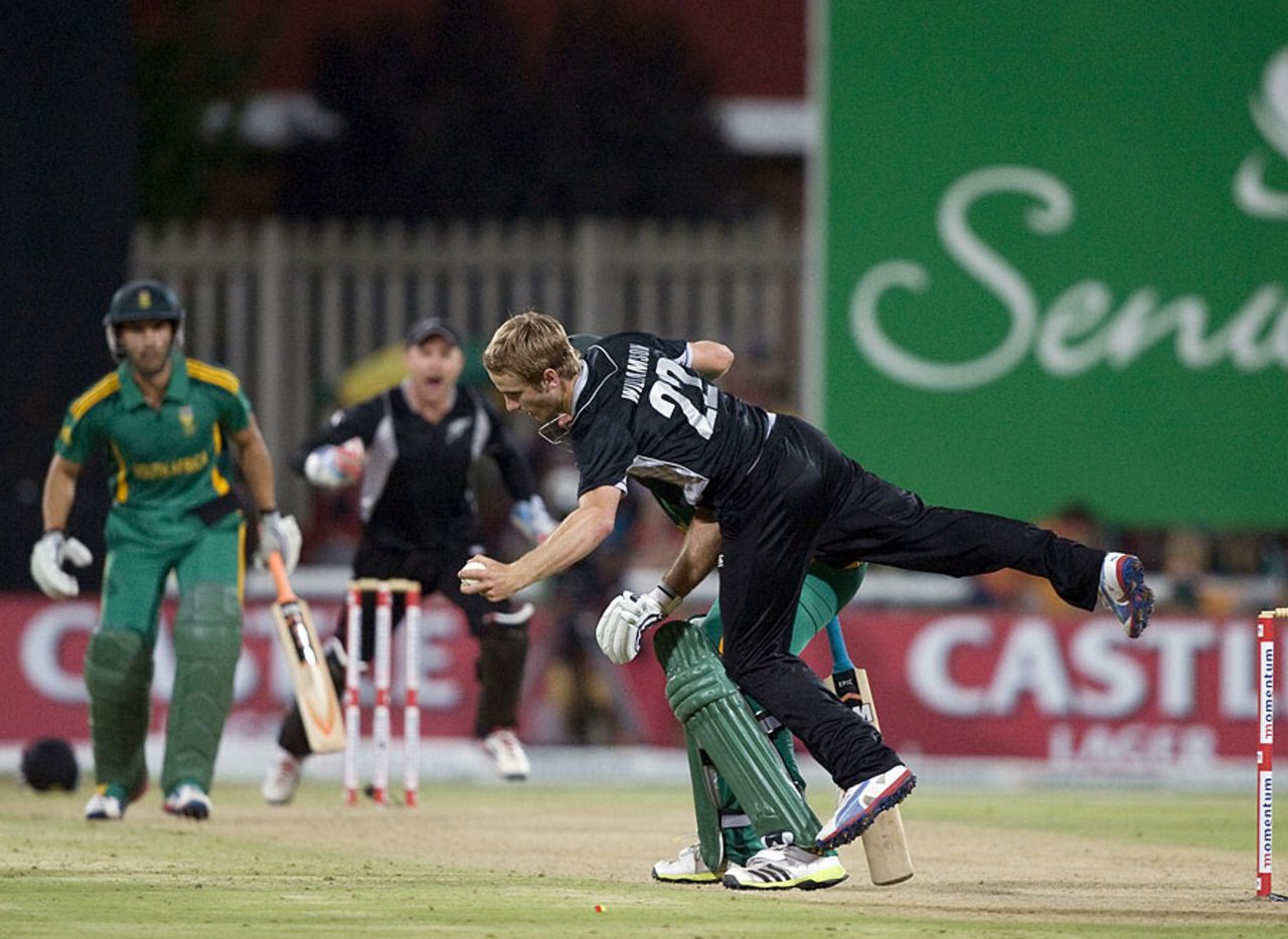 Kane Williamson collides with Graeme Smith but holds his catch, South Africa v New Zealand, 3rd ODI, Potchefstroom