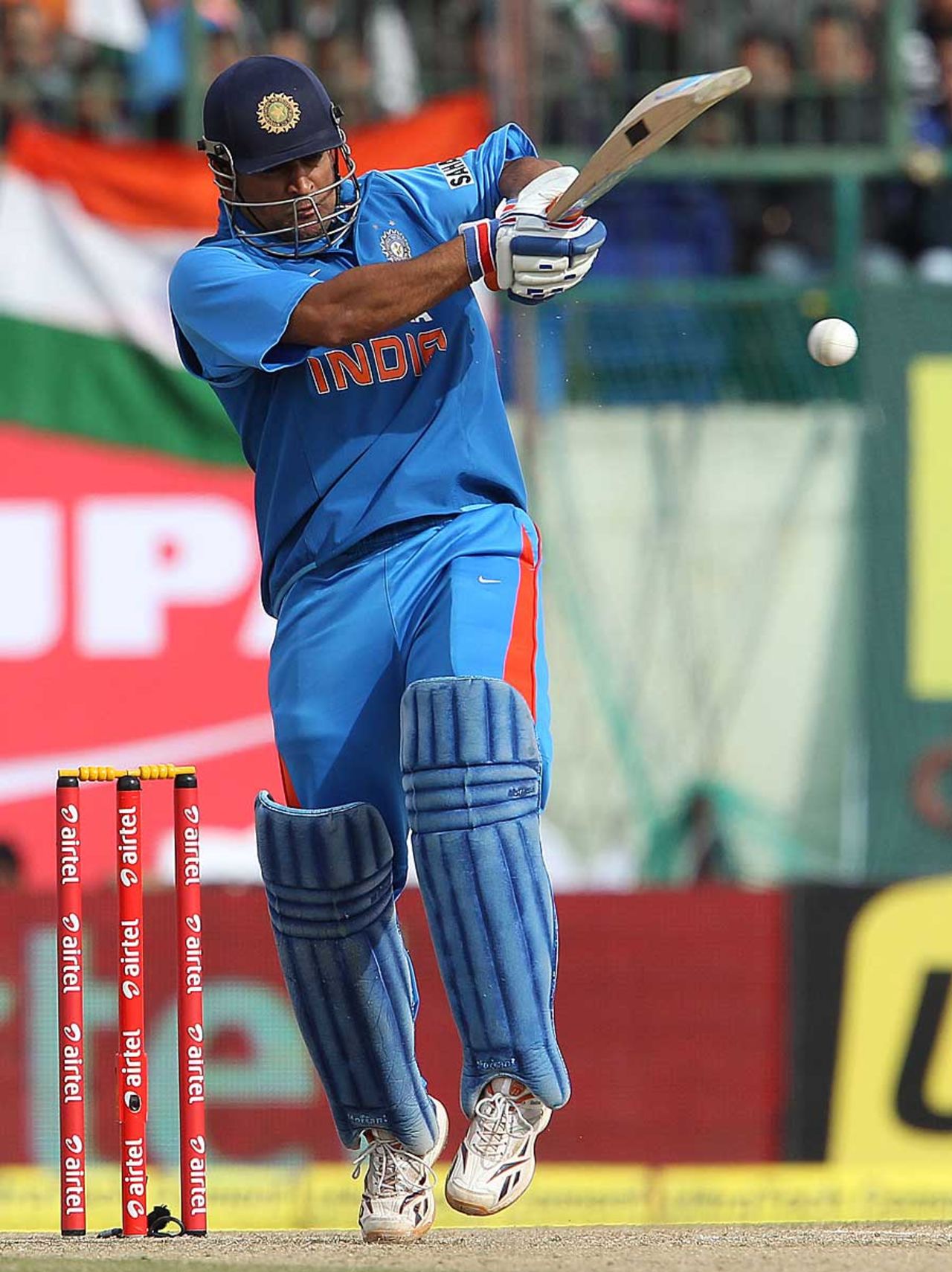 MS Dhoni goes for the pull, India v England, 5th ODI, Dharamsala, January 27, 2013