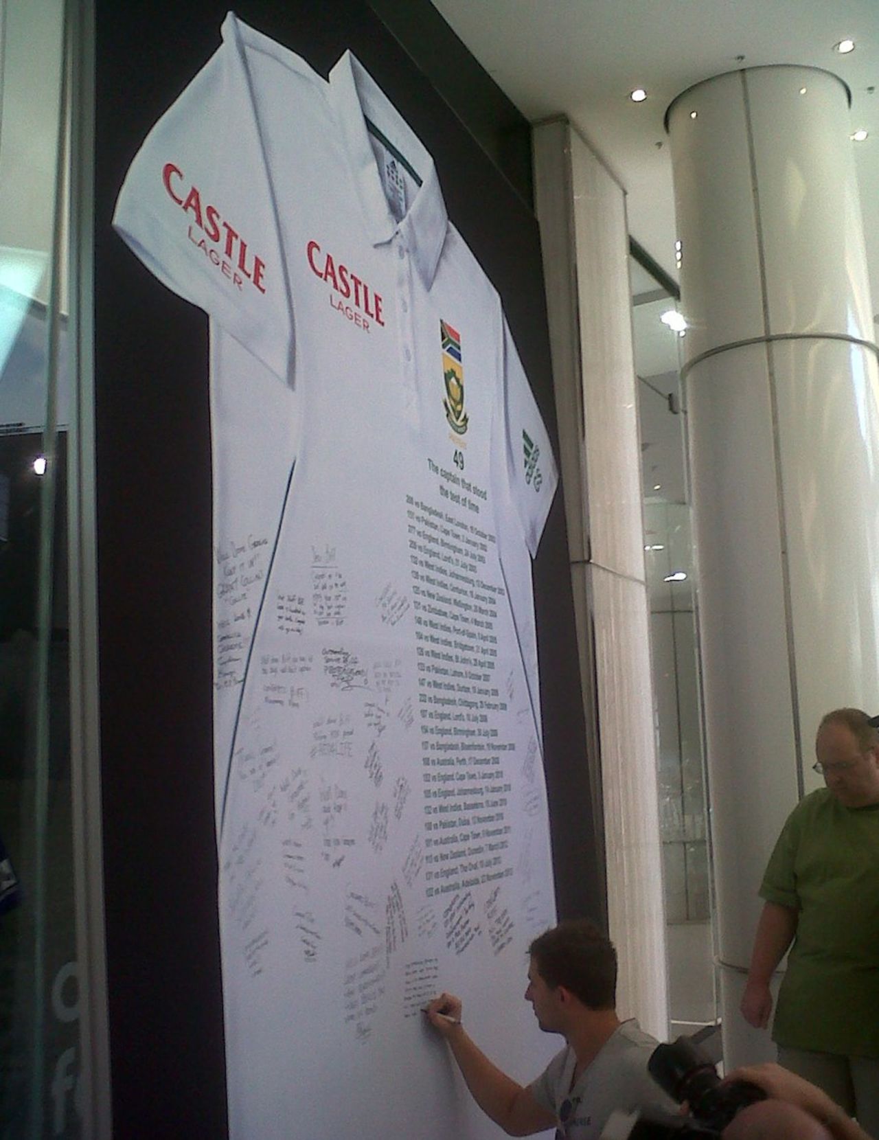 A fan writes a tribute for Graeme Smith on a giant shirt, Johannesburg, January 29, 2013
