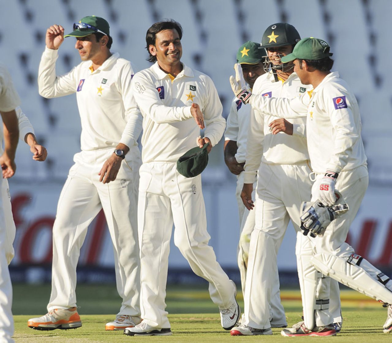 Mohammad Hafeez takes the plaudits from his team-mates, South Africa v Pakistan, 1st Test, Johannesburg, February 1, 2013