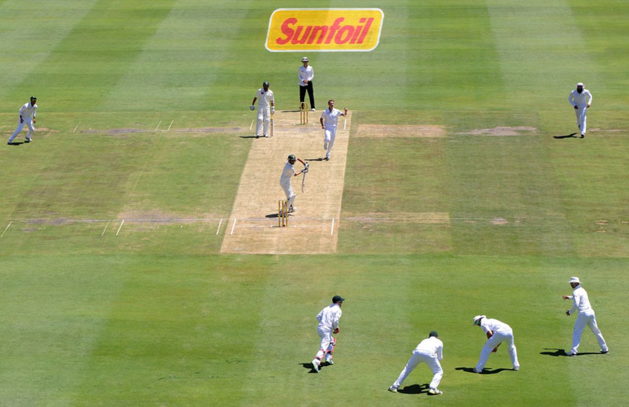 Dale Steyn has Younis Khan caught by Graeme Smith in the slips, South Africa v Pakistan, 1st Test, Johannesburg, 2nd day, February 2, 2013