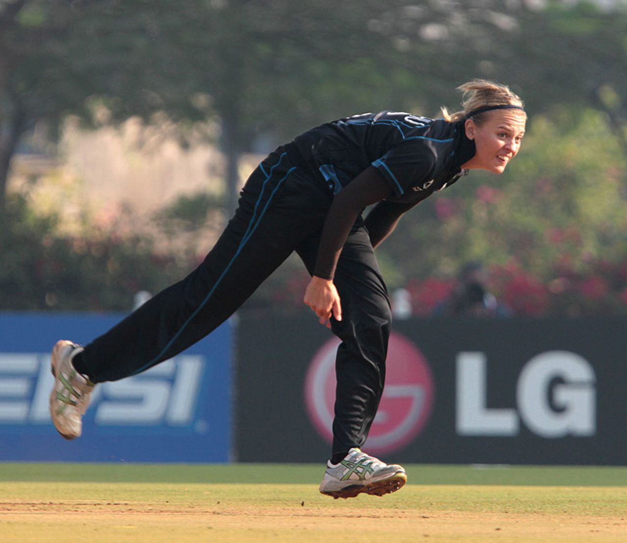 Lea Tahuhu took 4 for 27 in her ten overs, New Zealand v Sri Lanka, Women's World Cup 2013, Super Six, Mumbai, February 8, 2013