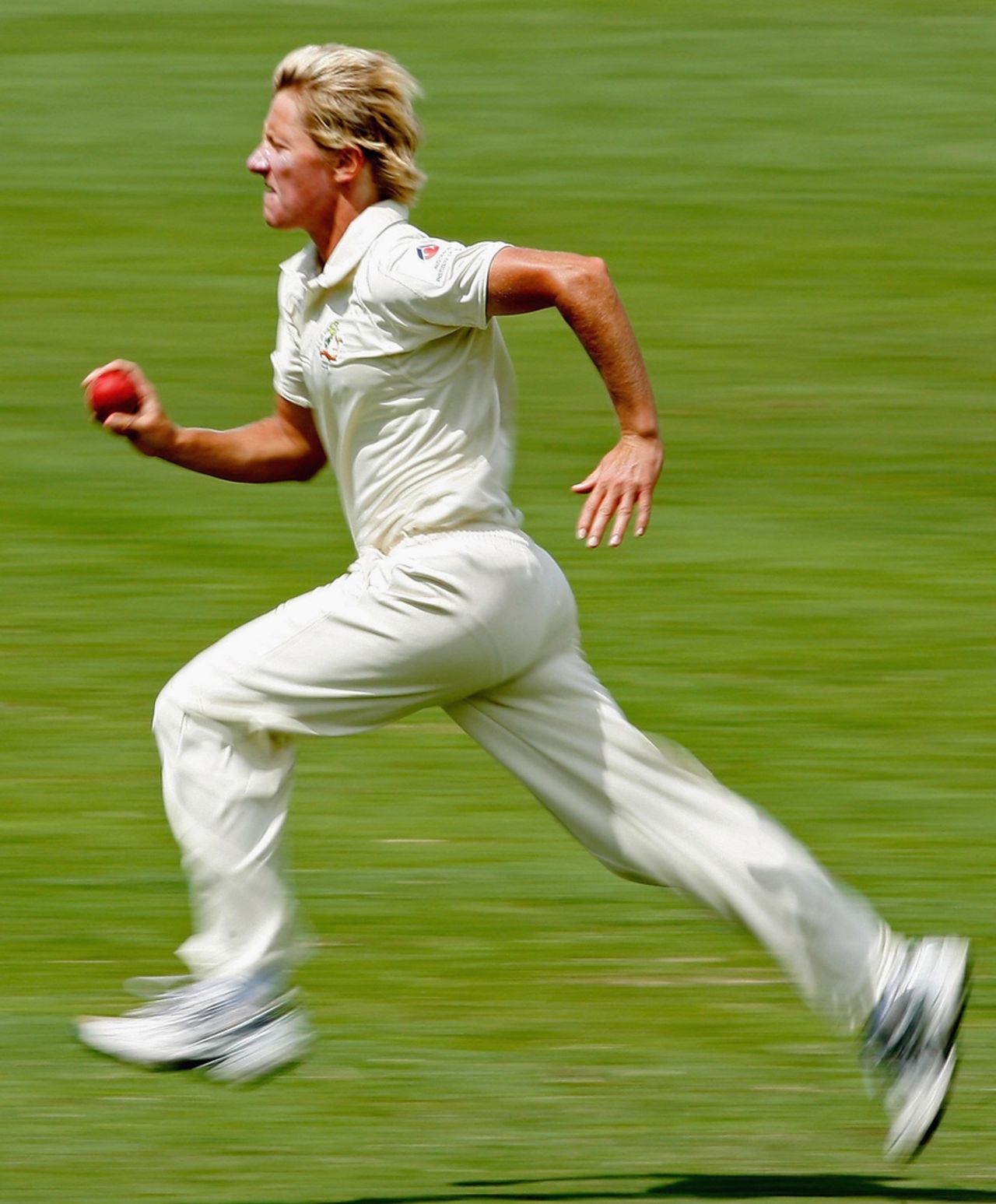 Cathryn Fitzpatrick runs in to bowl, Australia v India, only women's Test, Adelaide, 2nd day, February 19, 2006