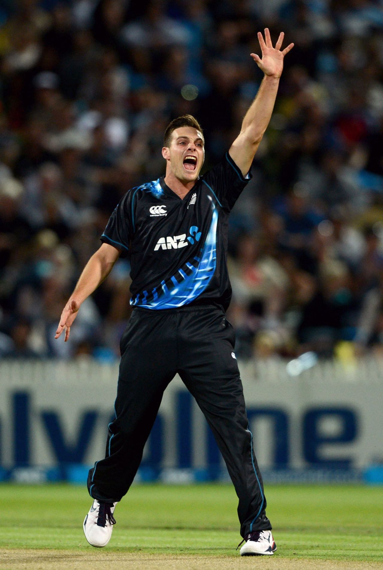 Mitchell McClenaghan took two wickets in two balls, New Zealand v England, 2nd T20, Hamilton, February 12, 2013