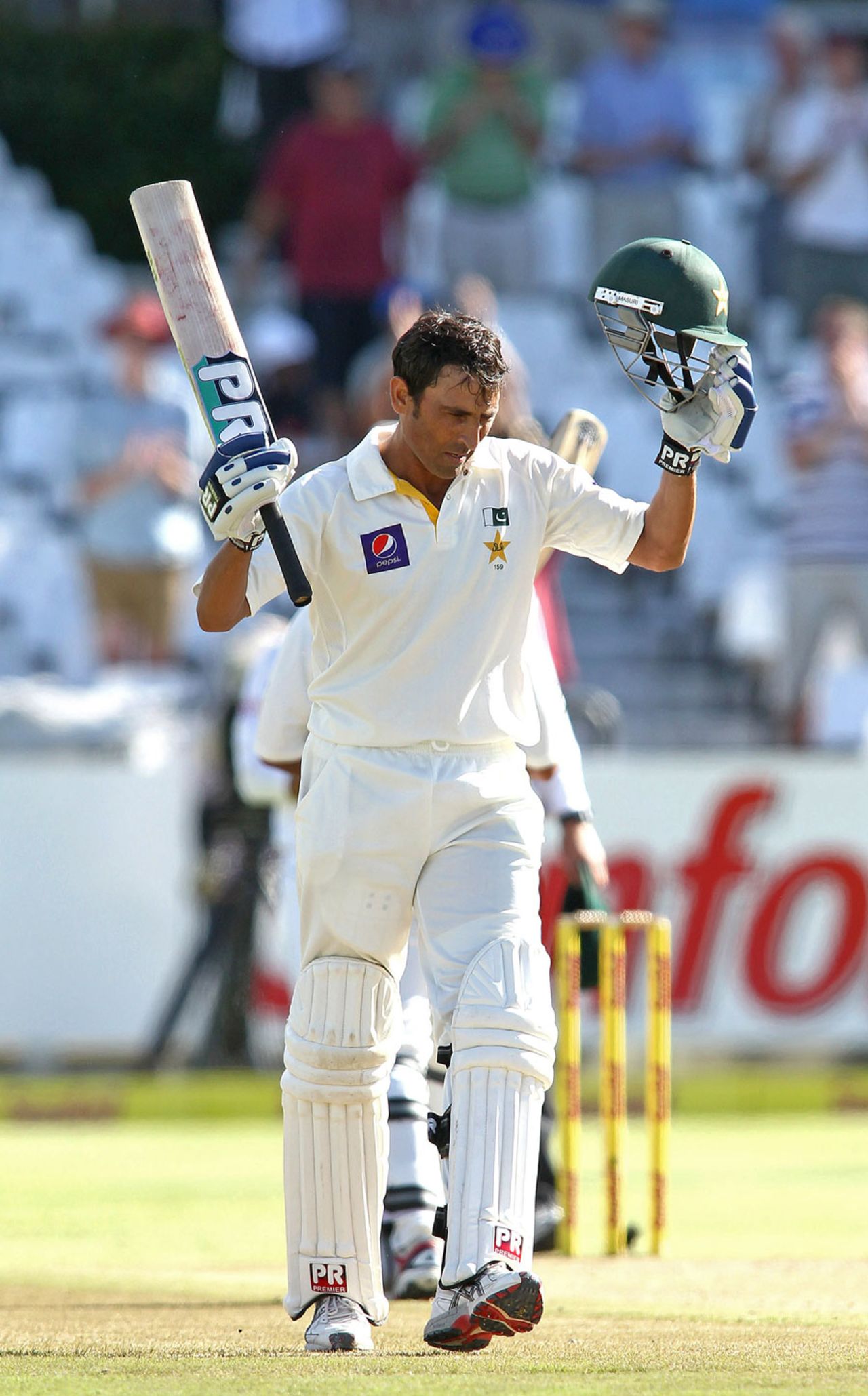 Younis Khan acknowledges the cheers on getting to a hundred, South Africa v Pakistan, 2nd Test, Cape Town, 1st day, February 14, 2013