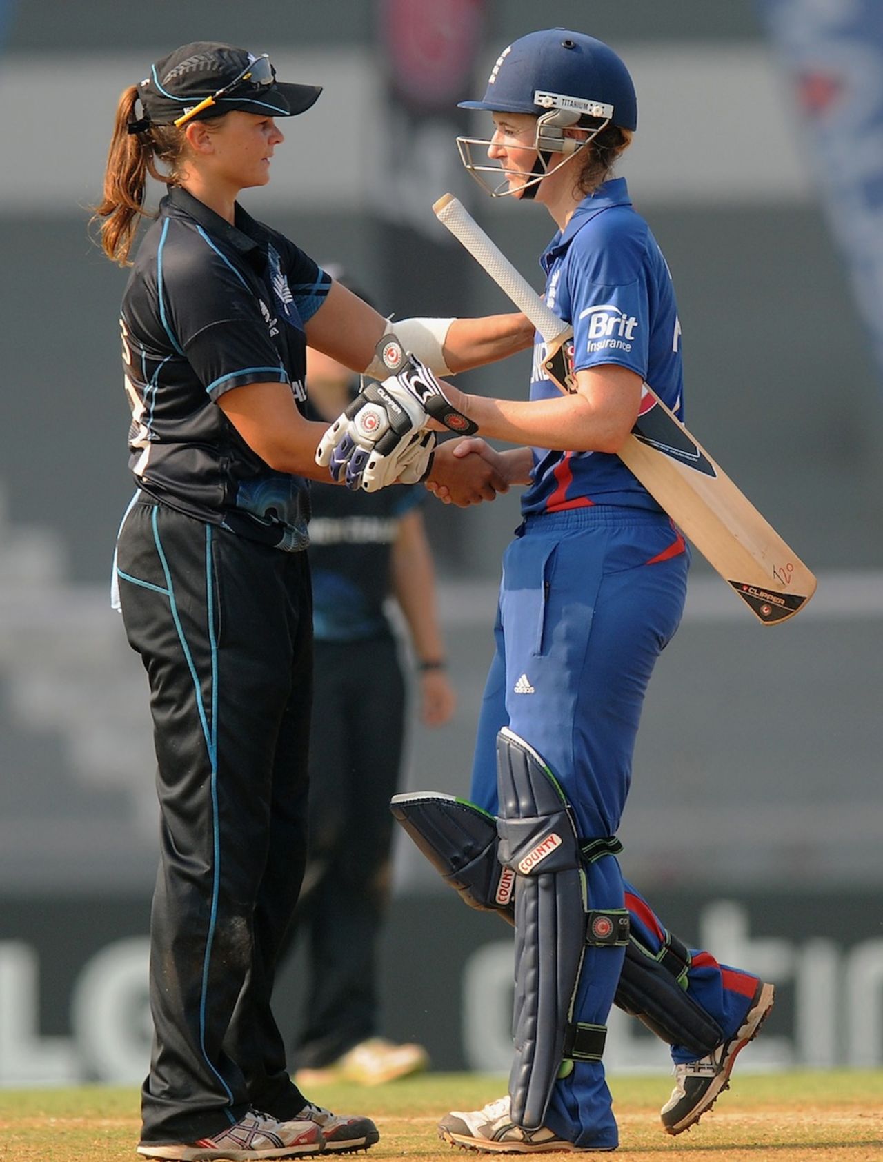 Charlotte Edwards and Suzie Bates shake hands, England v New Zealand, 3rd place playoff, Women's World Cup, Mumbai, February 15, 2013