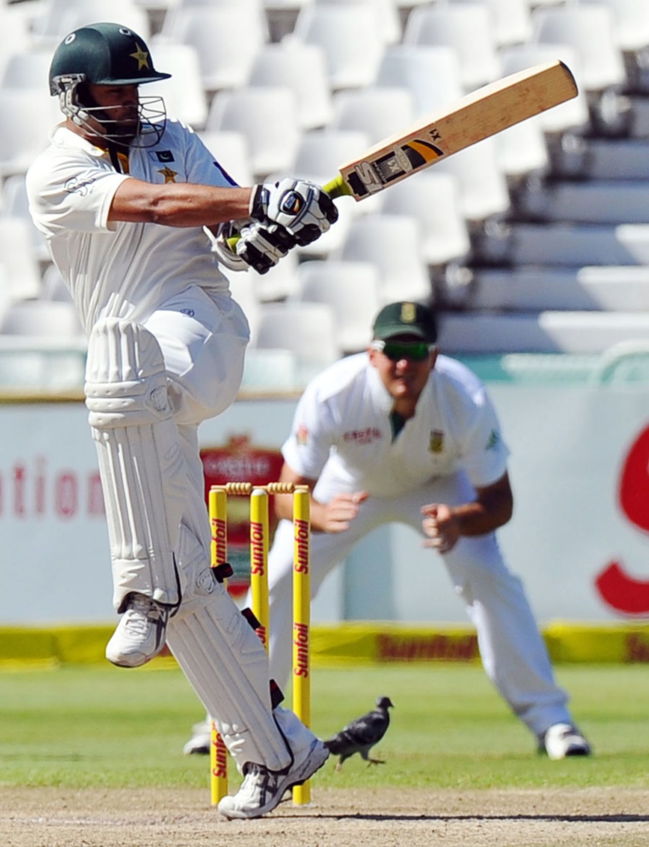 Azhar Ali pulls a short ball, South Africa v Pakistan, 2nd Test, Cape Town, 3rd day, February 16, 2013