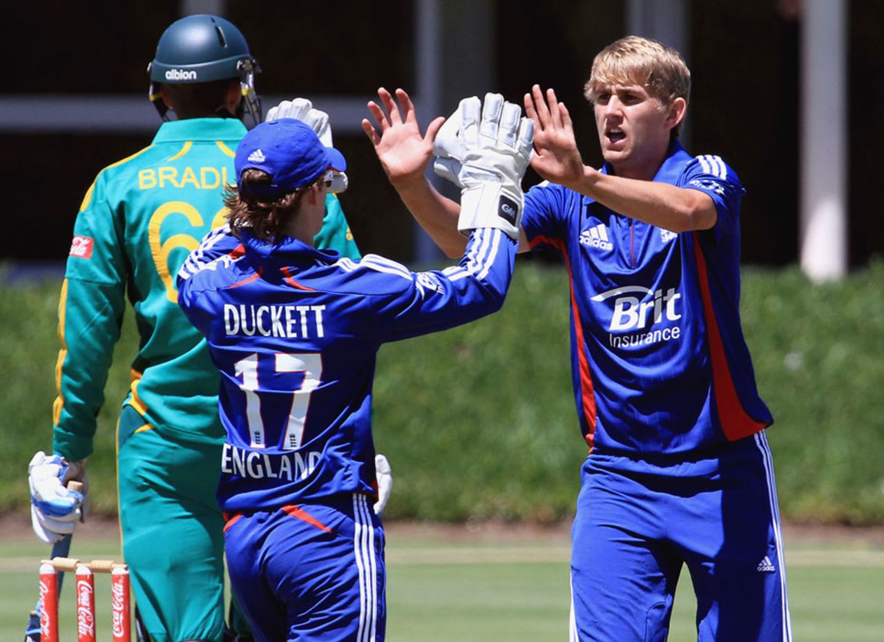 Ben Duckett and Olly Stone celebrate a wicket, South Africa v England, 2nd Youth ODI, Cape Town, February 15, 2003