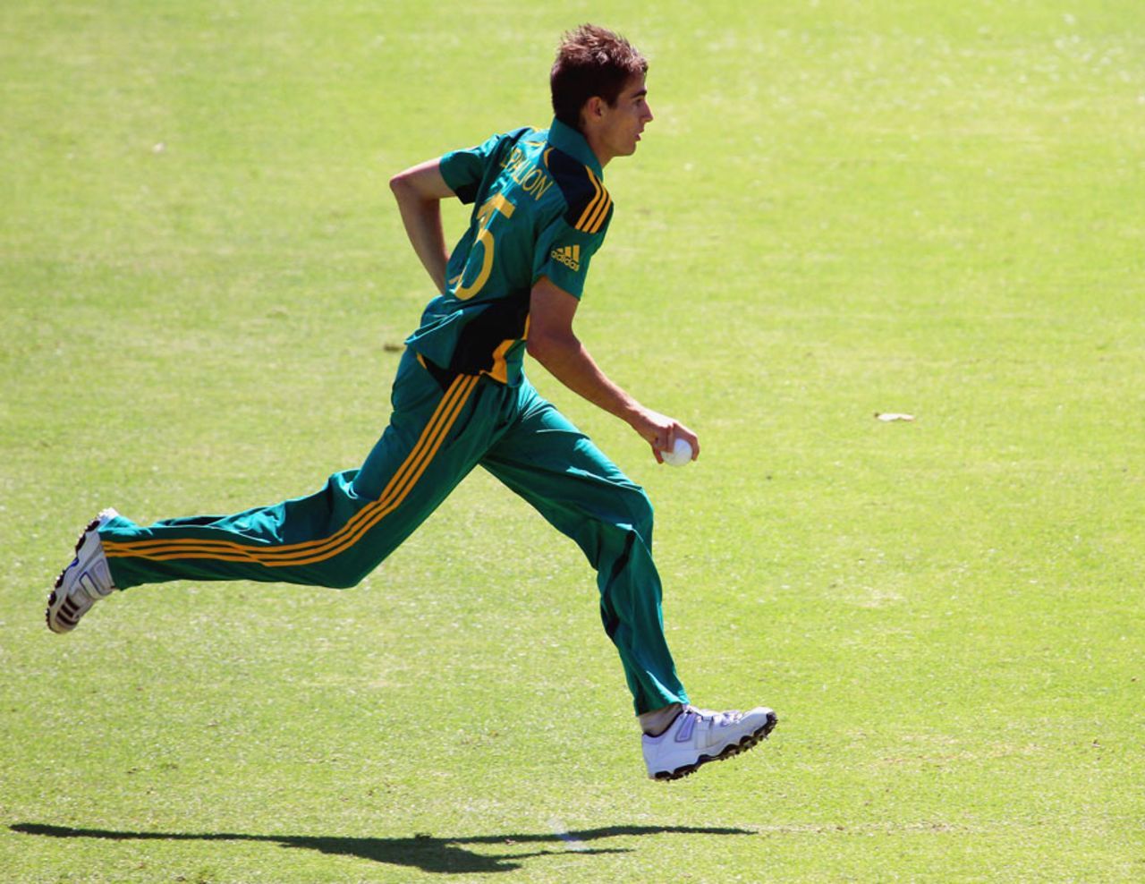 Daryn Dupavillon runs to the wicket, South Africa v England, 2nd Youth ODI, Cape Town, February 15, 2003