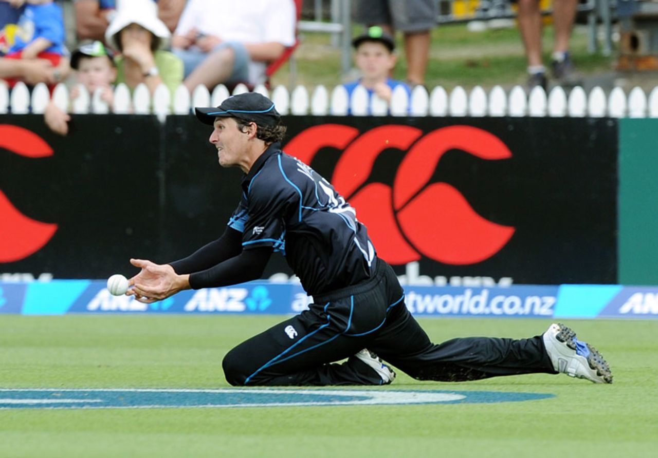 BJ Watling dropped Ian Bell running in from deep midwicket, New Zealand v England, 1st ODI, Hamilton, February 17, 2013