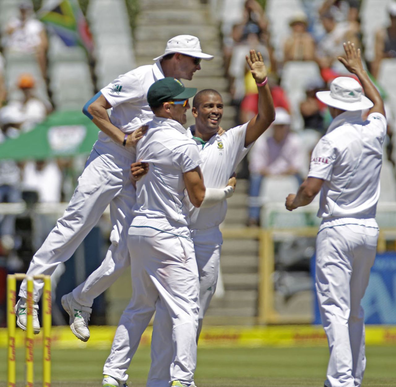 Vernon Philander was among the wickets again, South Africa v Pakistan, 2nd Test, Cape Town, 4th day, February 17, 2013