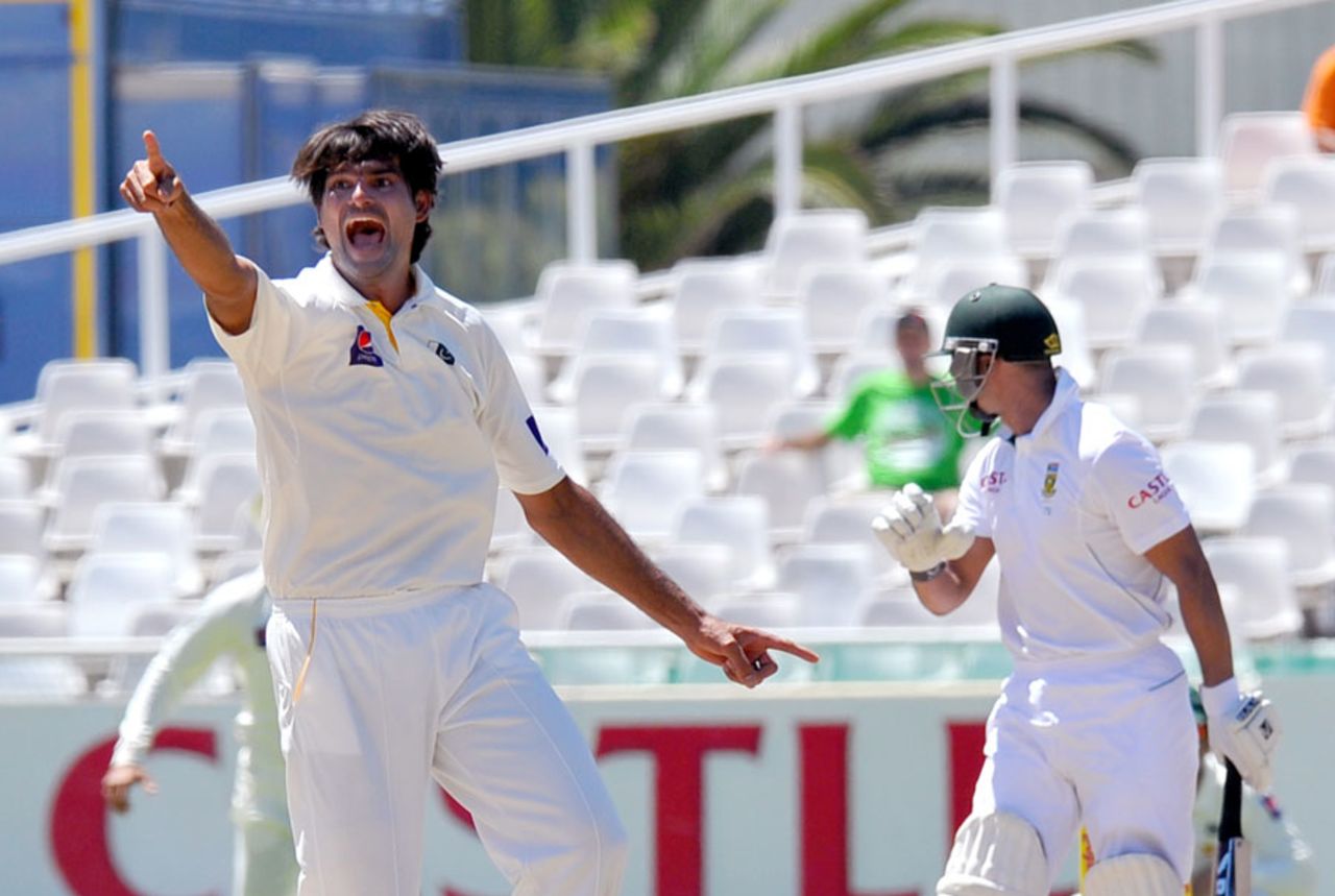 Mohammad Irfan nearly dismissed Alviro Petersen twice, South Africa v Pakistan, 2nd Test, Cape Town, 4th day, February 17, 2013