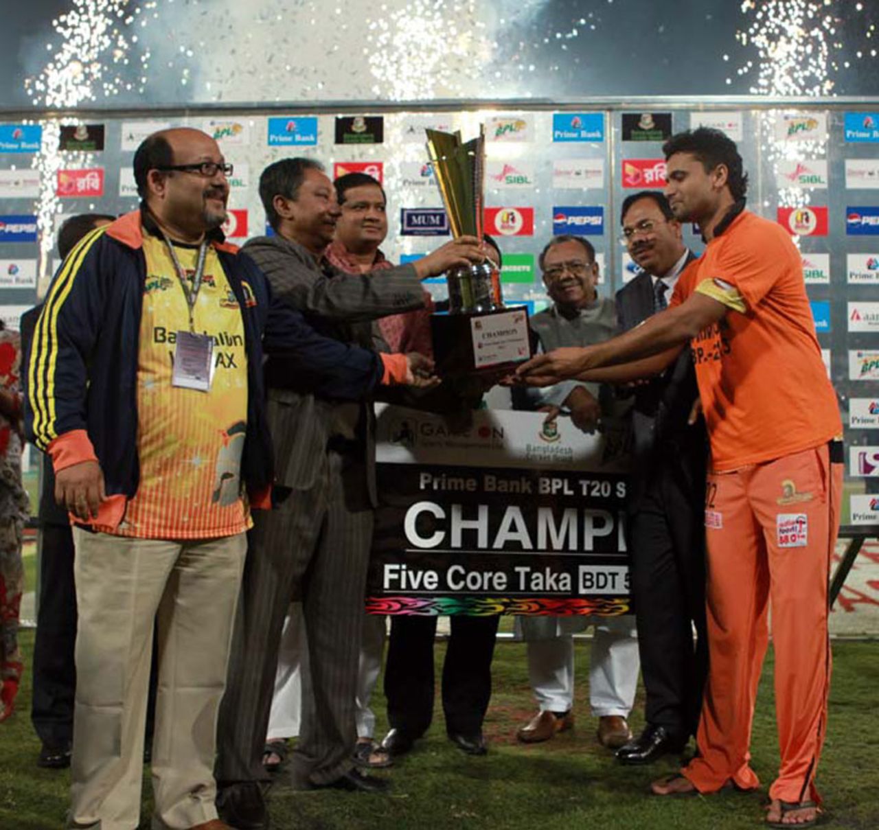 Mashrafe Mortaza, captain of the Dhaka Gladiators, receiving the BPL Trophy, Dhaka Gladiators v Chittagong Kings, BPL final, Mirpur, February 19, 2013