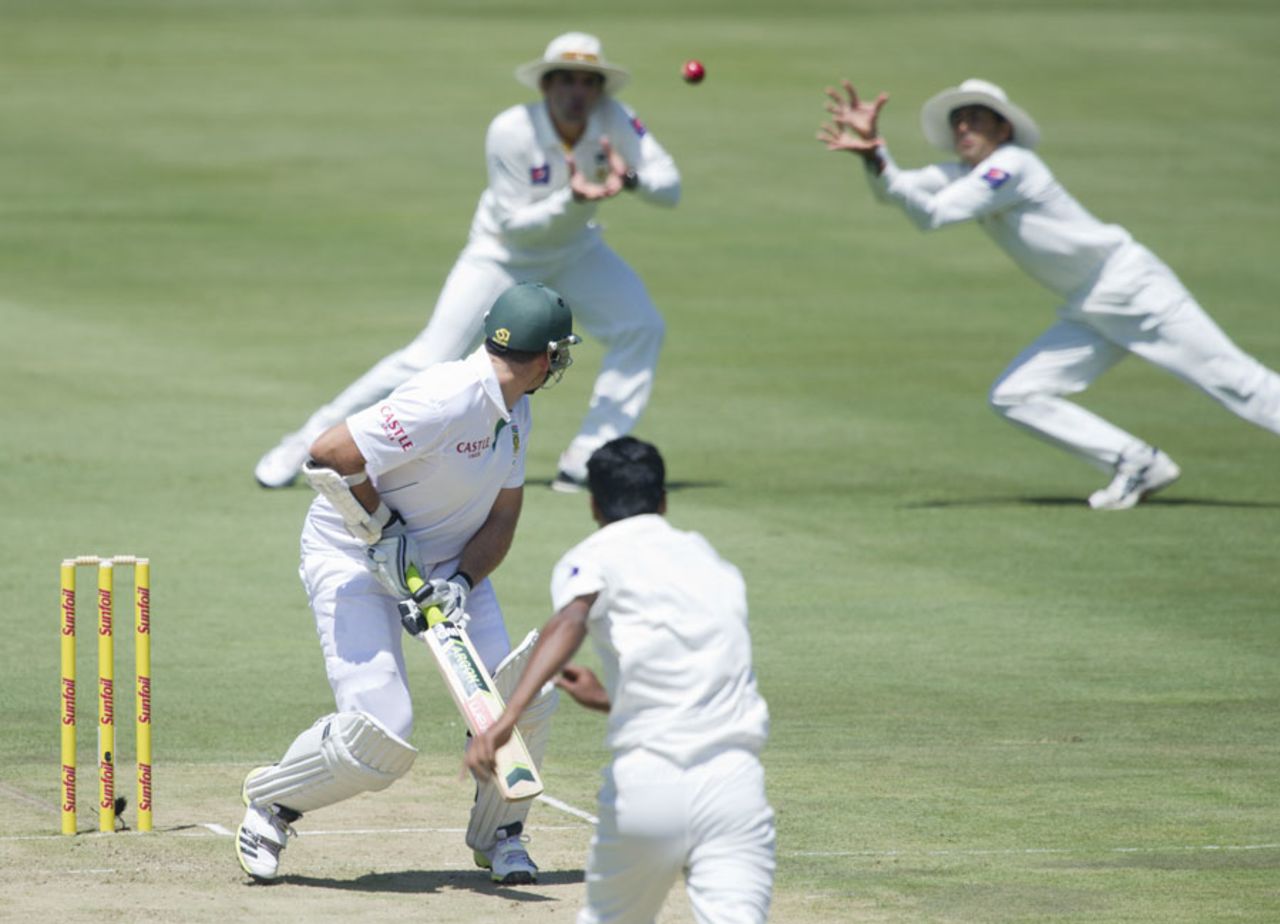 Graeme Smith looks back to see the nick fly towards slip, South Africa v Pakistan, 3rd Test, Centurion, 1st day, February 22, 2013