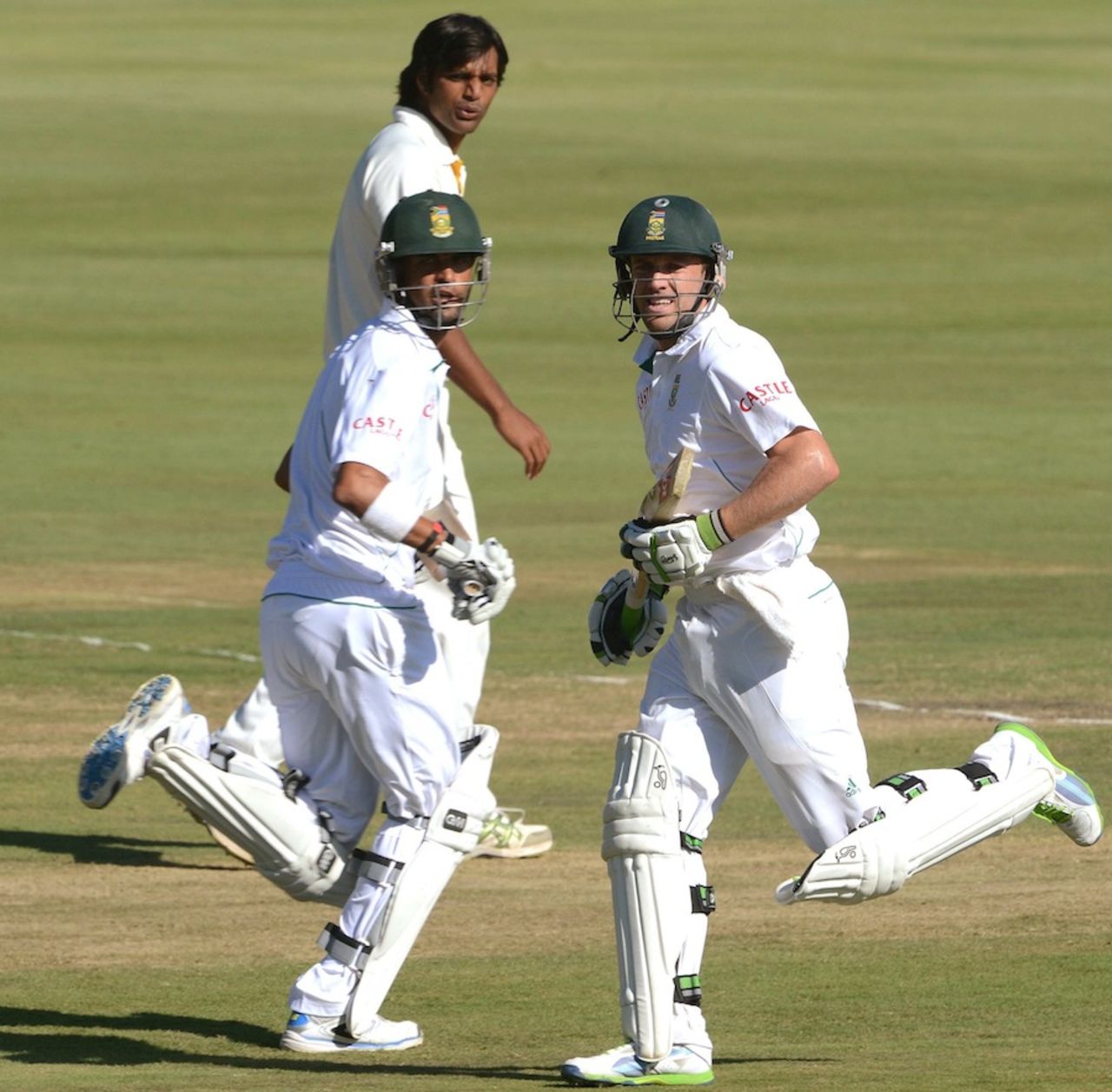 AB de Villiers and Robin Peterson during their 52-run partnership, South Africa v Pakistan, 3rd Test, Centurion, 1st day, February 22, 2013