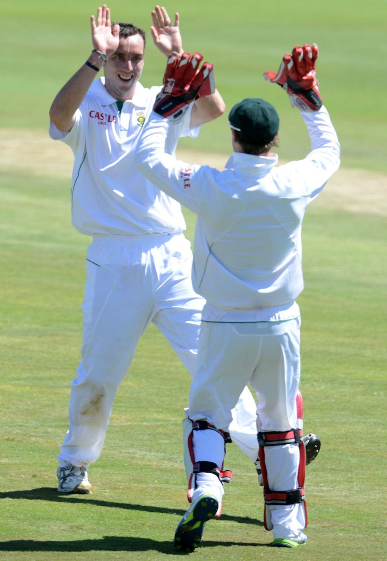 Kyle Abbott high-fives AB de Villiers, South Africa v Pakistan, 3rd Test, Centurion, 2nd day, February 23, 2013