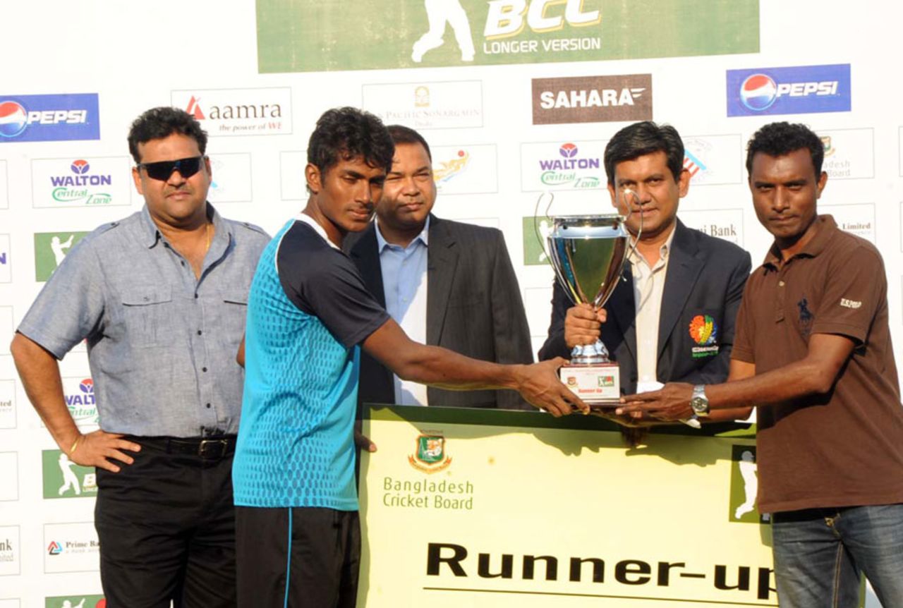 North zone captain Jahural Islam accepts the runners-up trophy, Central Zone v North Zone, BCL final, Mirpur, 4th day, February 25, 2013