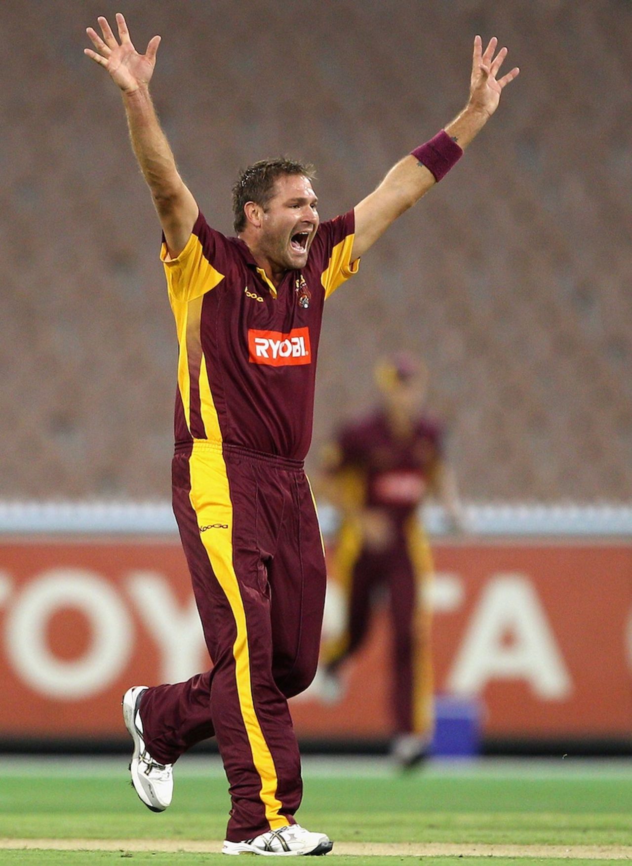 Ryan Harris celebrates the wicket of Aaron Finch, Victoria v Queensland, Ryobi Cup Final, Melbourne, February 27, 2013